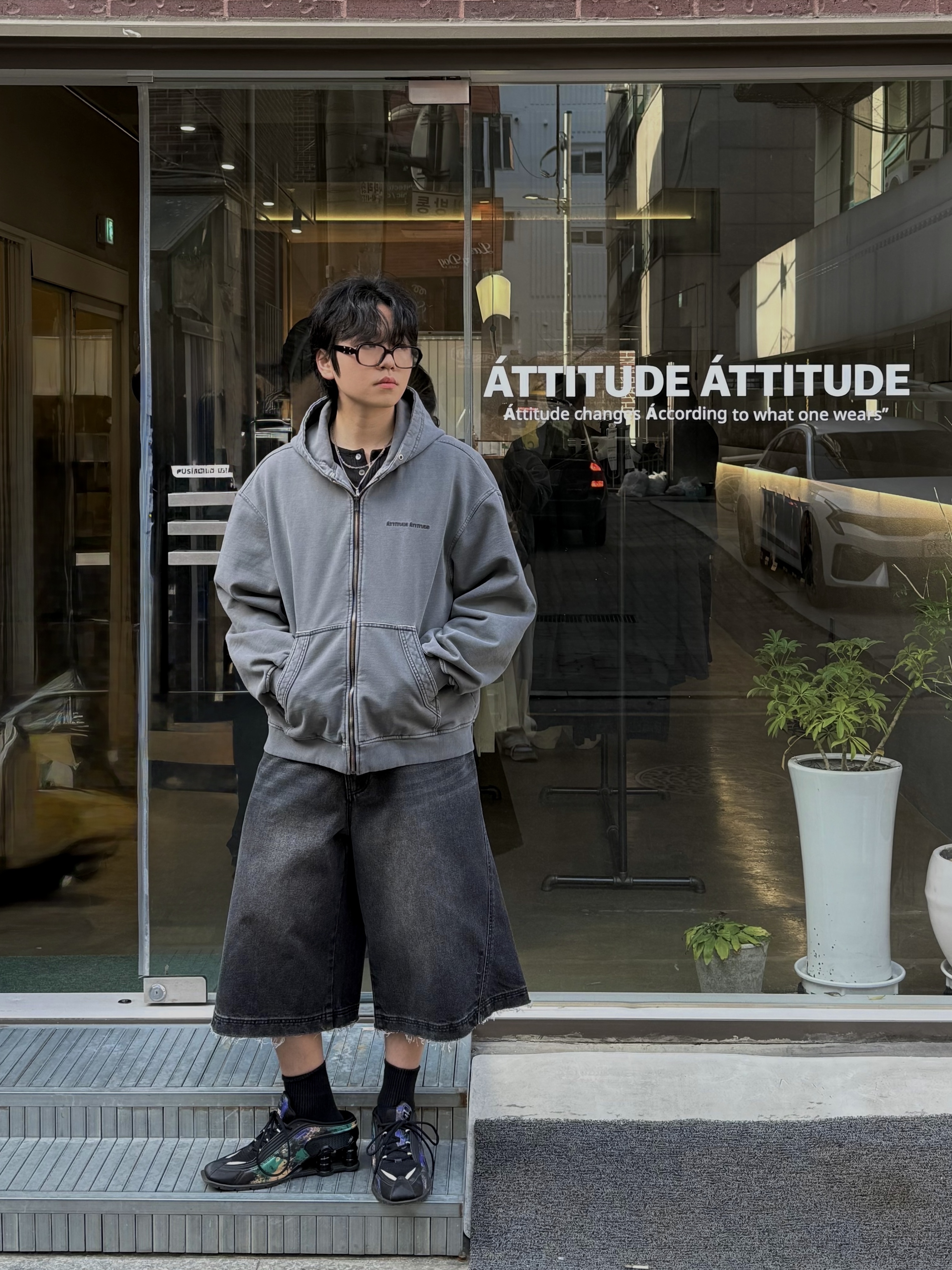 애티튜드 애티튜드 커브드 라인 워싱 버뮤다 데님 팬츠 블랙, 애티튜드 애티튜드 커브드 가먼트다잉 스웻 후드 집업 그레이 착용 스타일 - 1