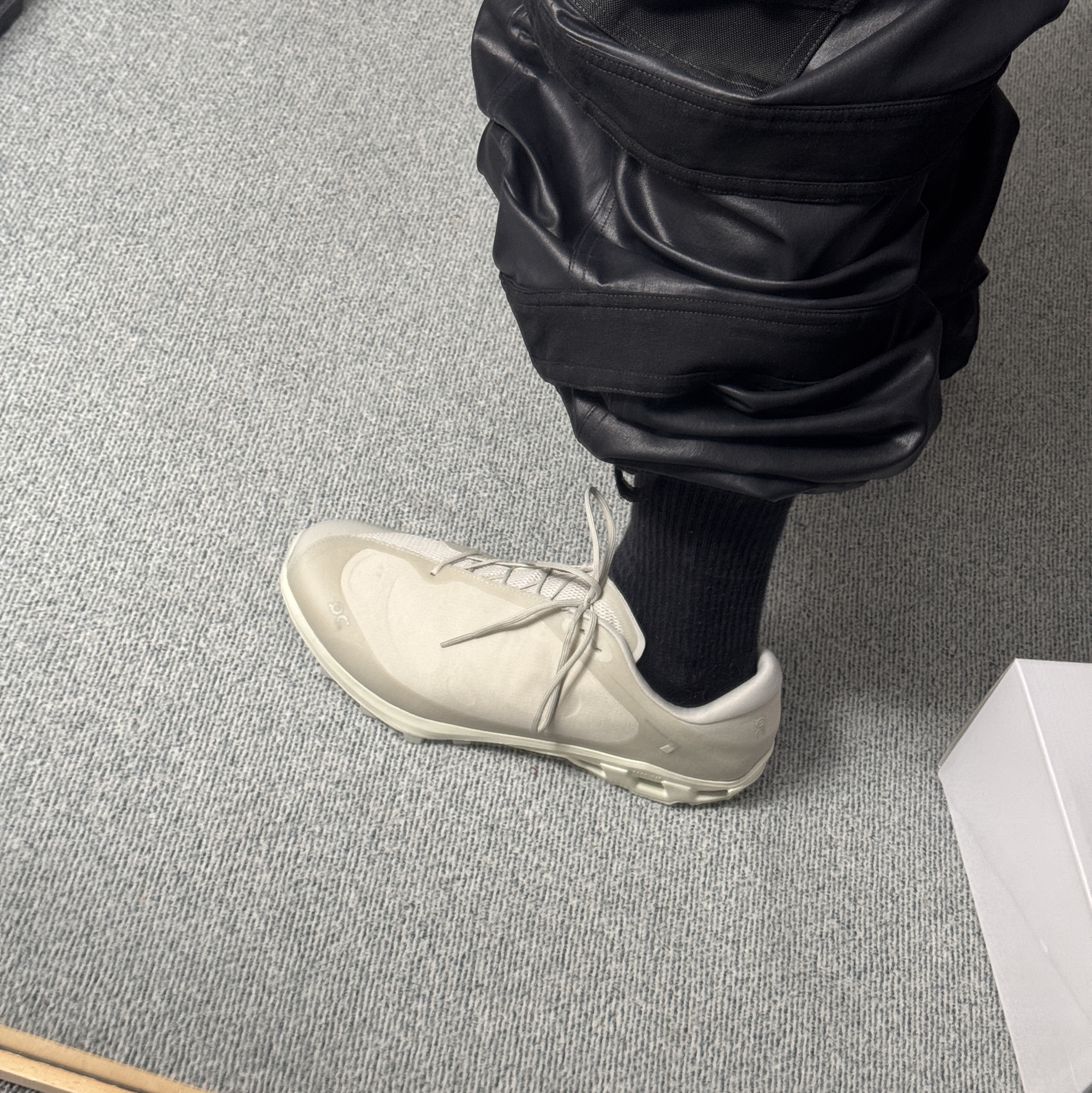 On Running x Post Archive Faction (Paf) Cloudventure Peak Ice Moon 착용 스타일 - 1