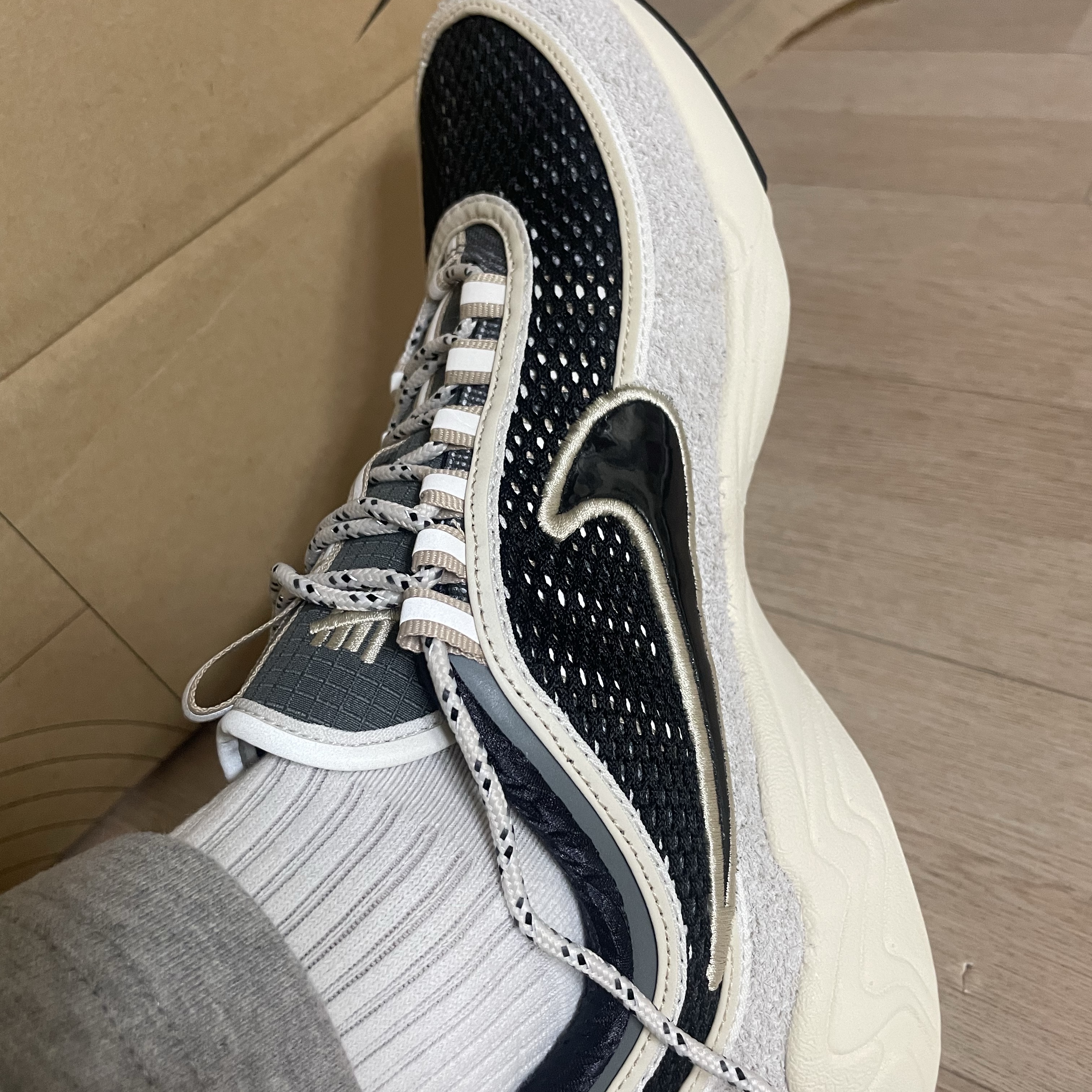 Nike x Undefeated Air Zoom Spiridon Phantom Black 착용 스타일 - 2