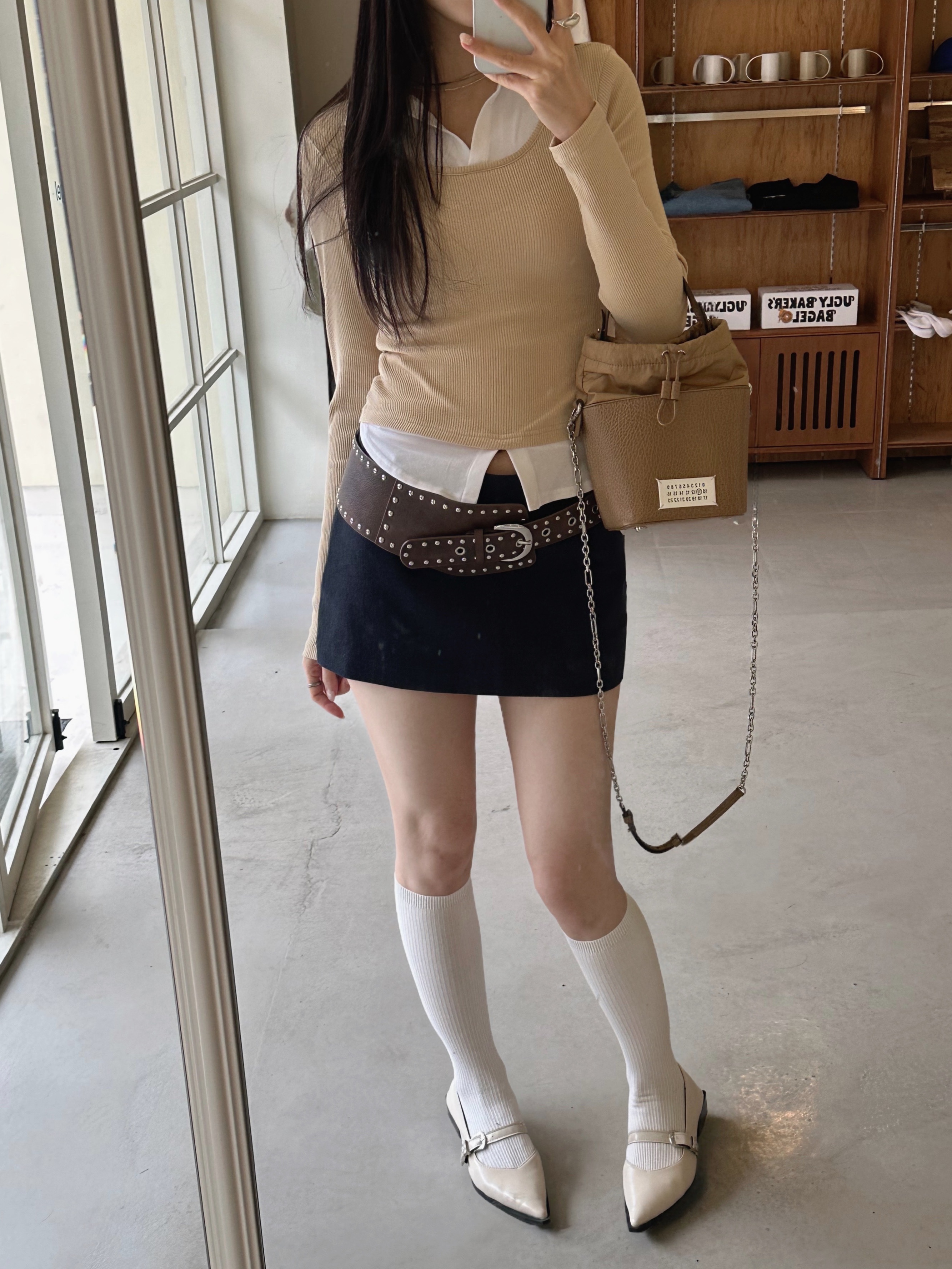Maison Margiela 5AC Small Bucket Bag Camel 착용 스타일 - 4