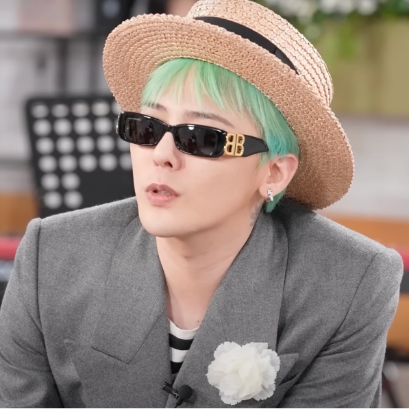 (W) Balenciaga Dynasty Rectangle Sunglasses Black 착용 스타일 - 1
