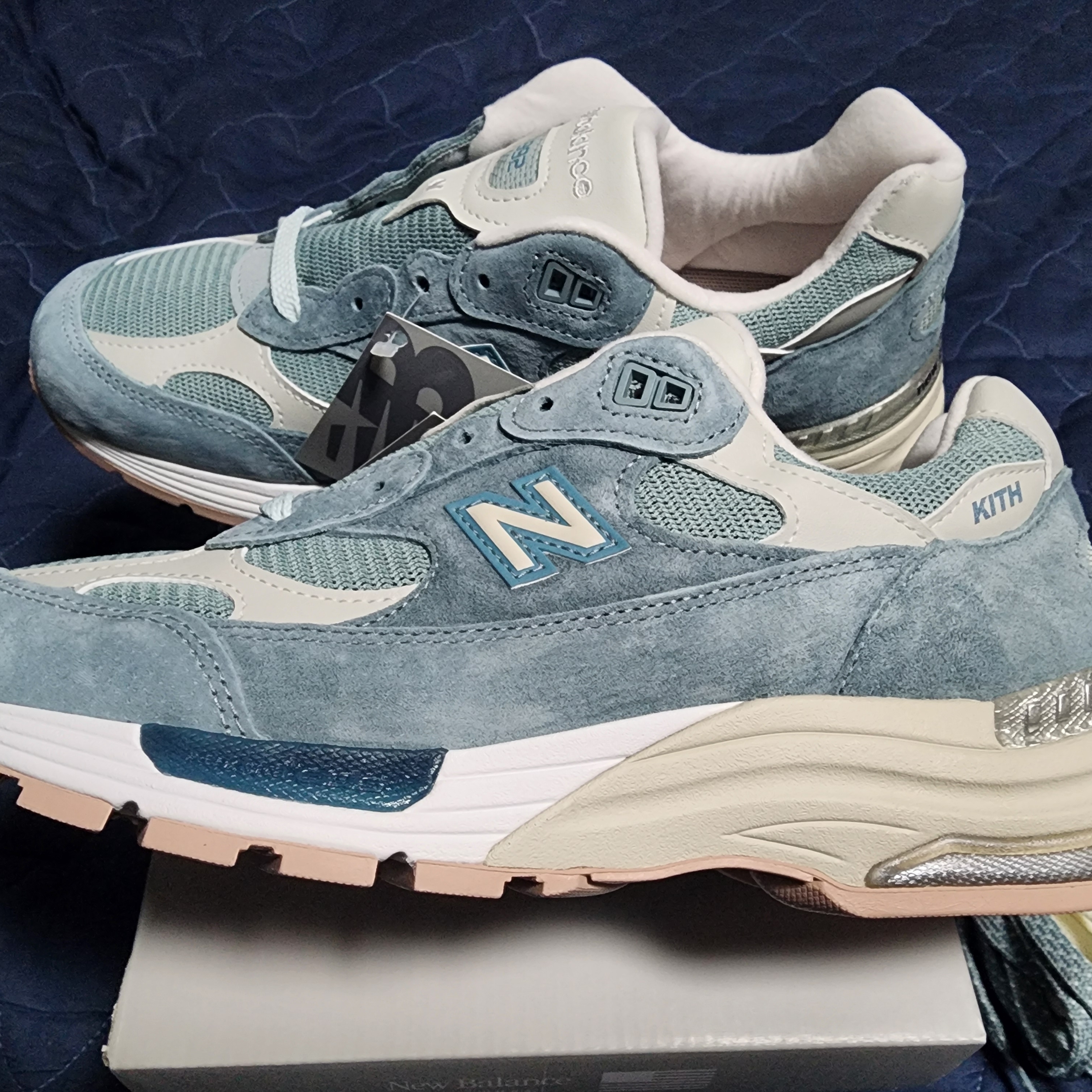 New Balance x Kith 992 Made in USA Aegean Blue Oyster 착용 스타일 - 2