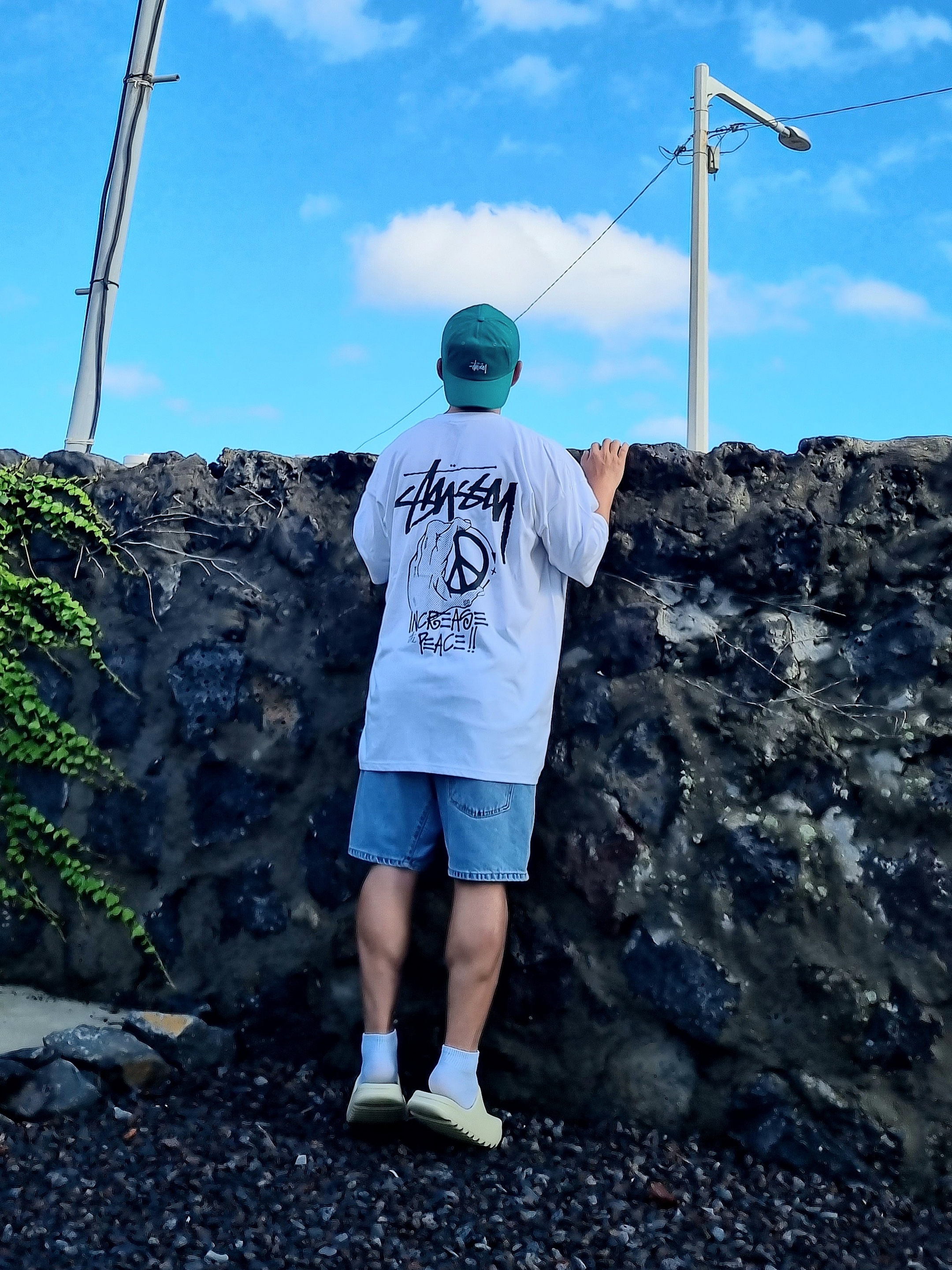 Stussy Peace Hand Pigment dyed T-Shirt Natural 착용 스타일