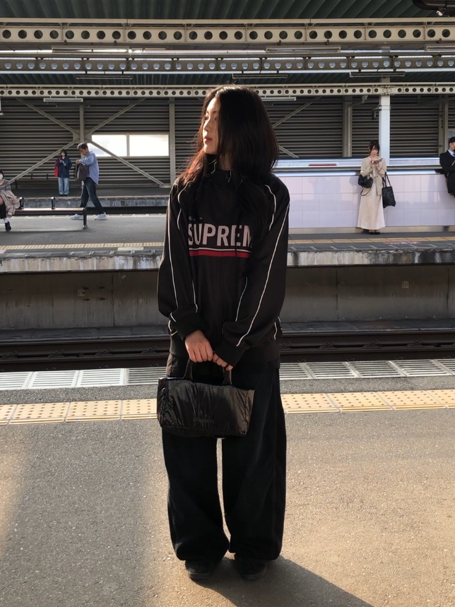 Supreme World Famous Jacquard Track Jacket Black - 22FW, Adidas Gazelle Triple Black 착용 스타일