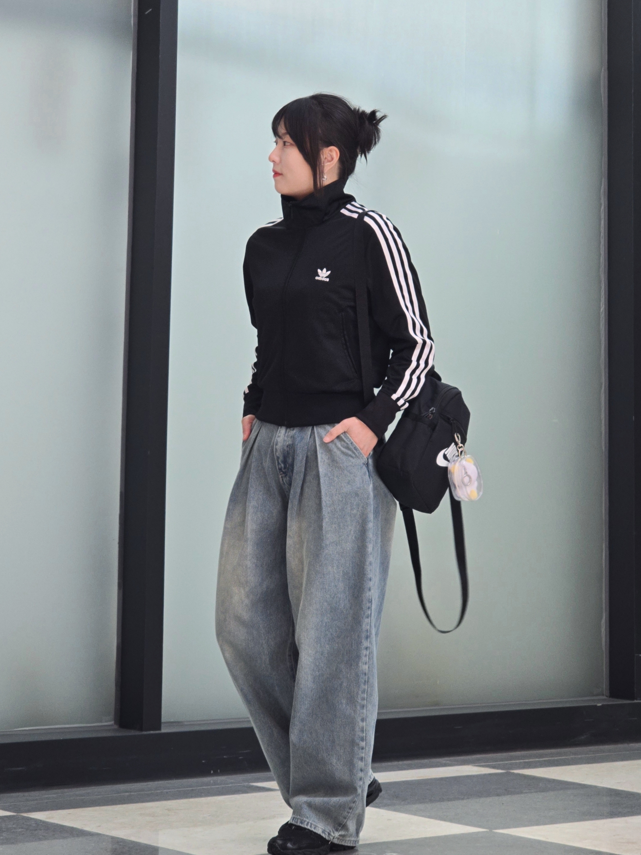 (W) Adidas Adicolor Classic Firebird Track Top Black - KR Sizing, Nike Futura 365 Mini Backpack Black 착용 스타일 - 2