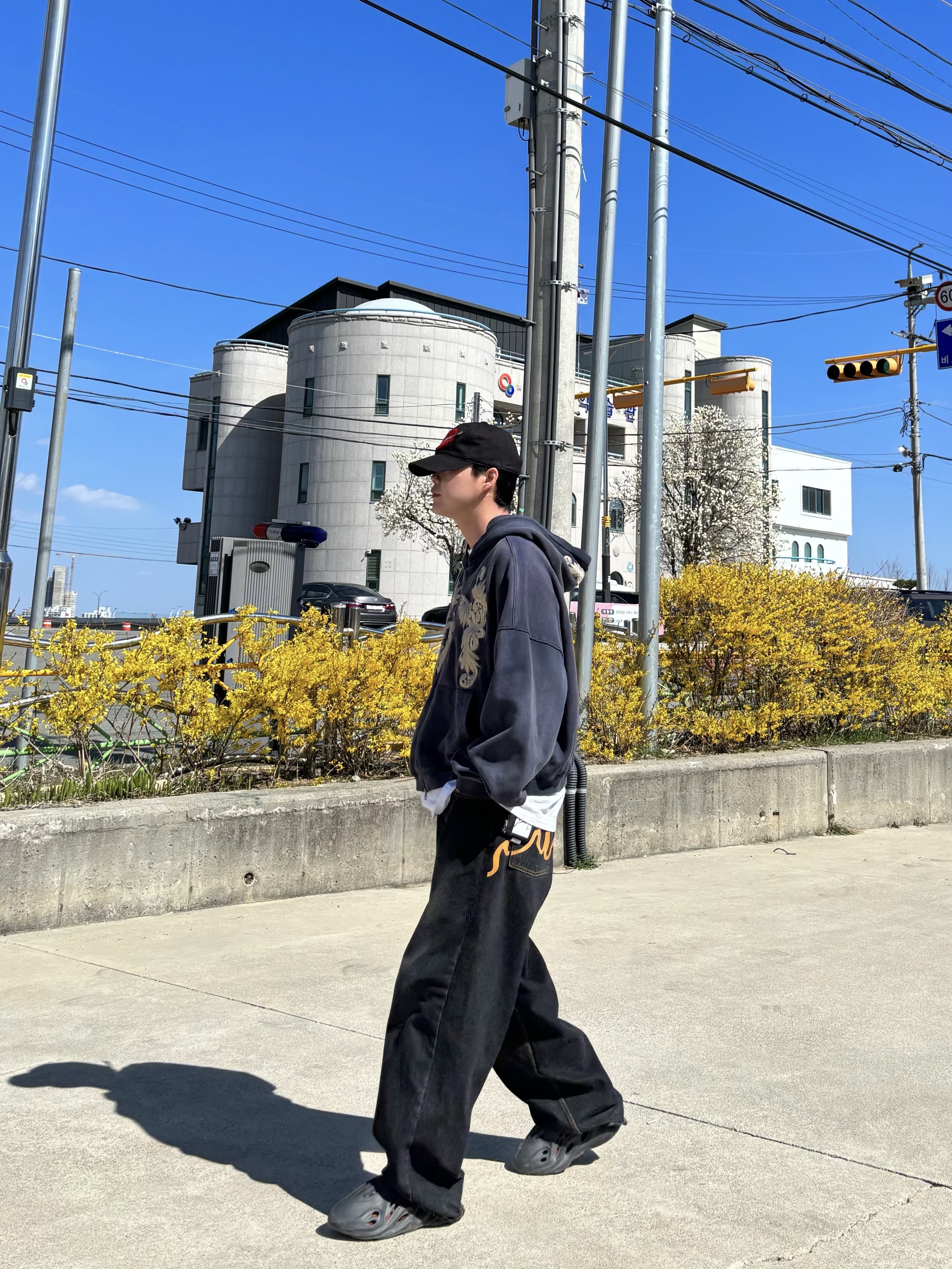 Adidas Yeezy Foam RNNR Onyx, [KREAM 단독] Safarispot Basic Safari Keyring Card Wallet Black 착용 스타일