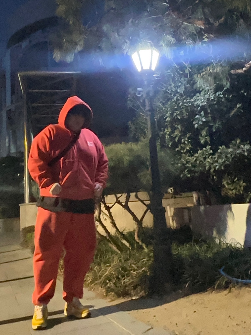 Nike x Stussy Full Zip Pigment Dyed Fleece Hoodie Habanero Red (FJ9161-642), Nike x Stussy Pigment Dyed Fleece Pants Habanero Red (FJ9157-642) 착용 스타일