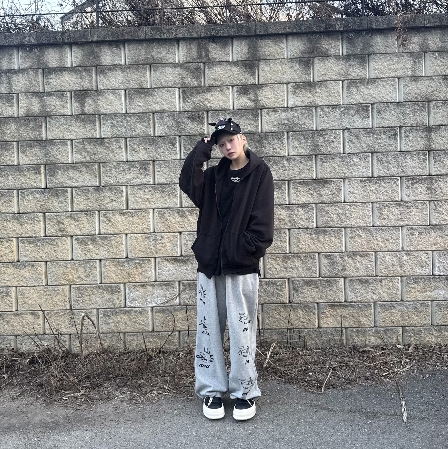 Rick Owens Hollywood Mega Bumper Geobasket in Full Grain Calf Leather Black Milk, Diesel T-Adjust-Od T-shirt with Metallic Oval D Black 착용 스타일 - 1