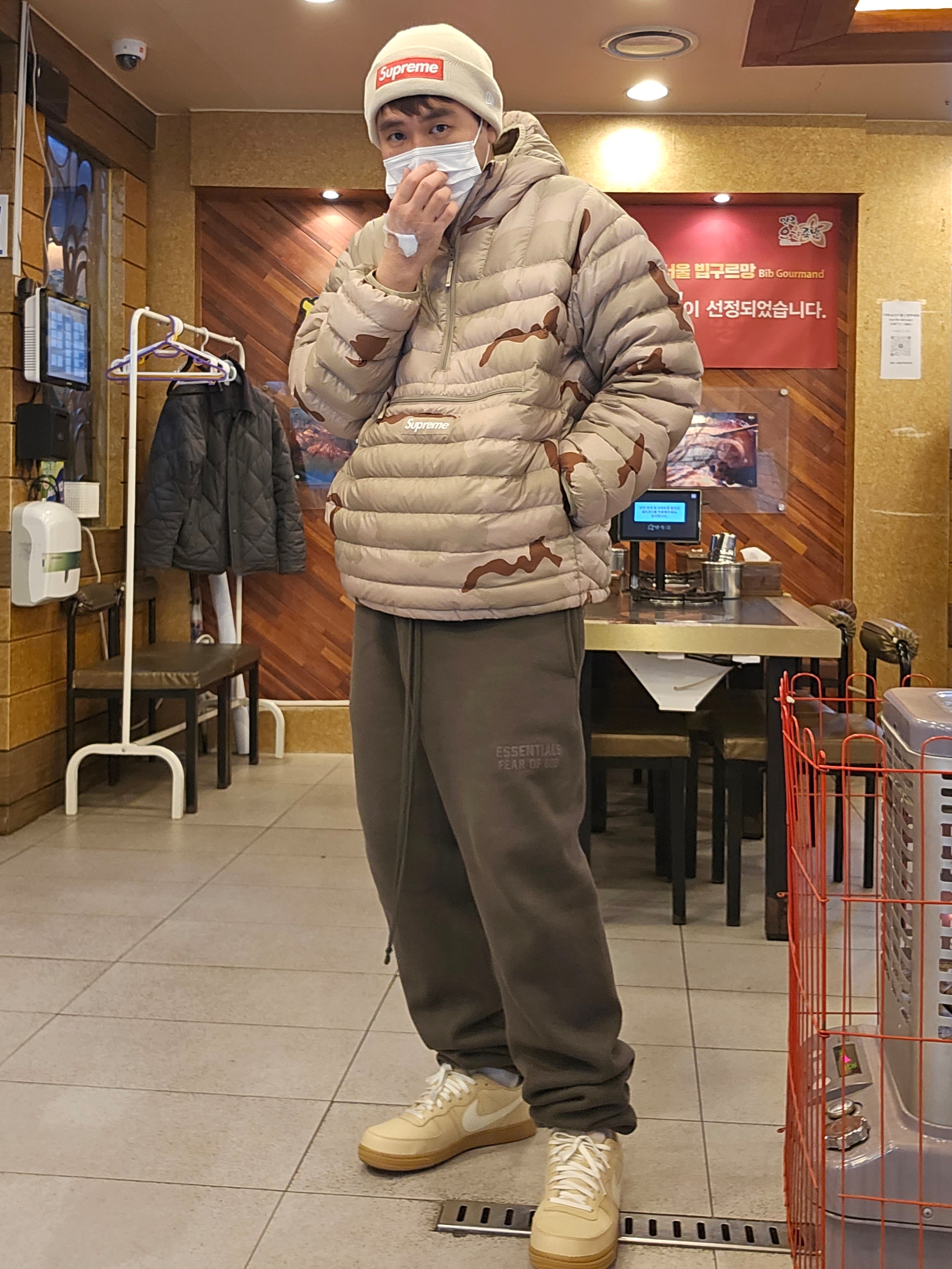 슈프림 뉴에라 박스로고 비니 스톤 - 24FW, 슈프림 마이크로 다운 하프 집 후드 풀오버 데저트 카모 - 24FW 착용 스타일 - 1