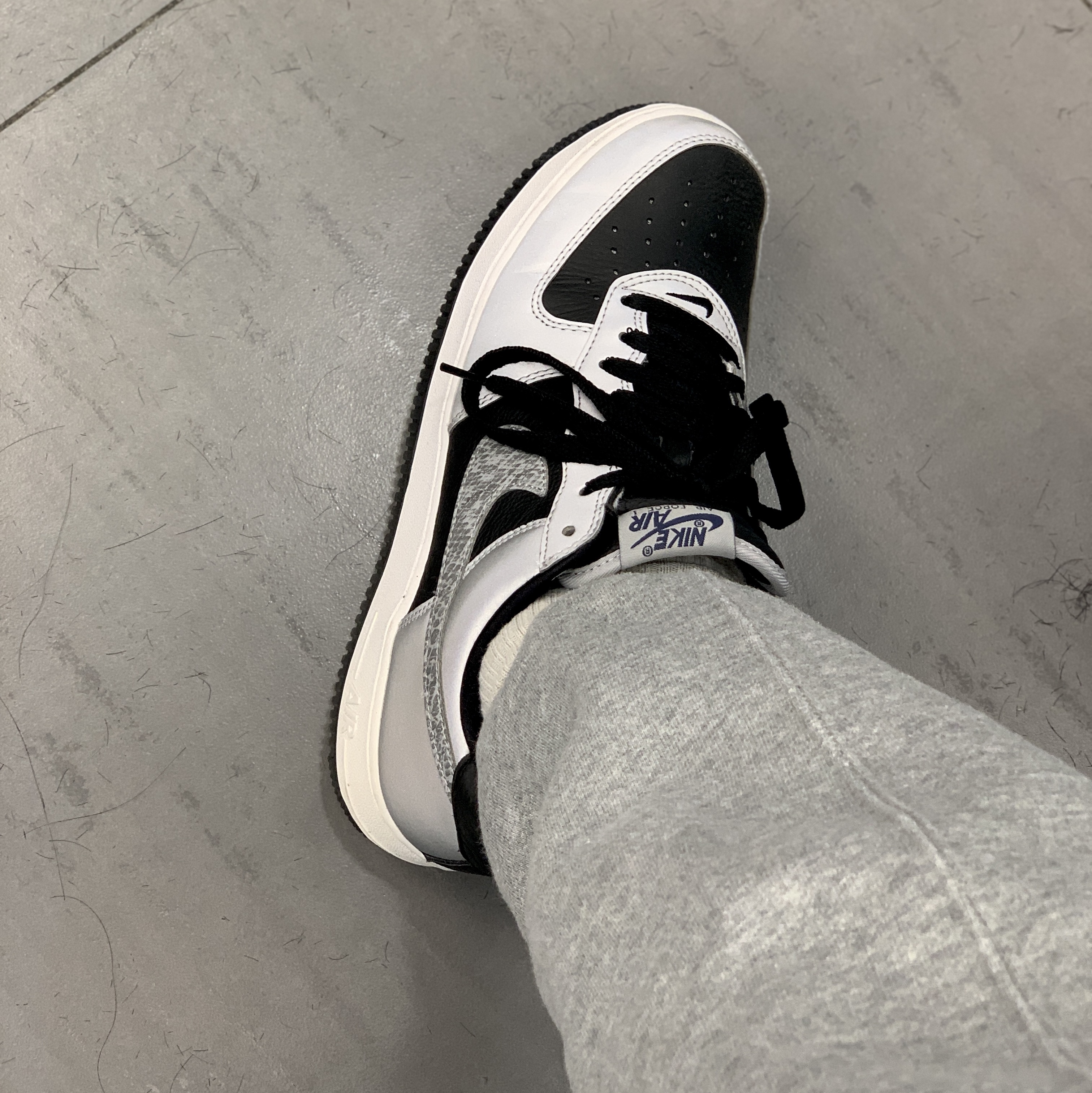 Nike Air Force 1 B Silver Snake 착용 스타일