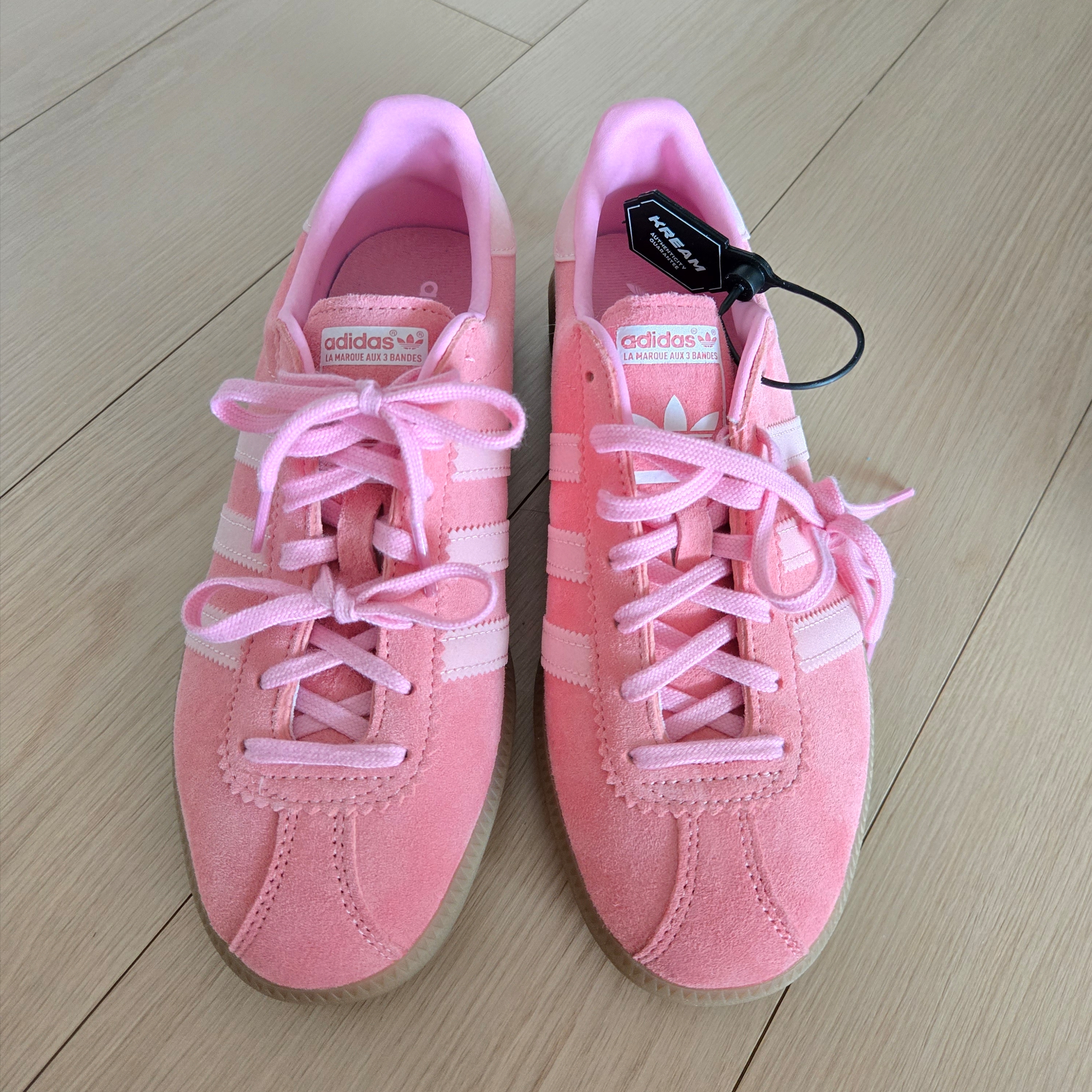 Adidas Bermuda Glow Pink 착용 스타일