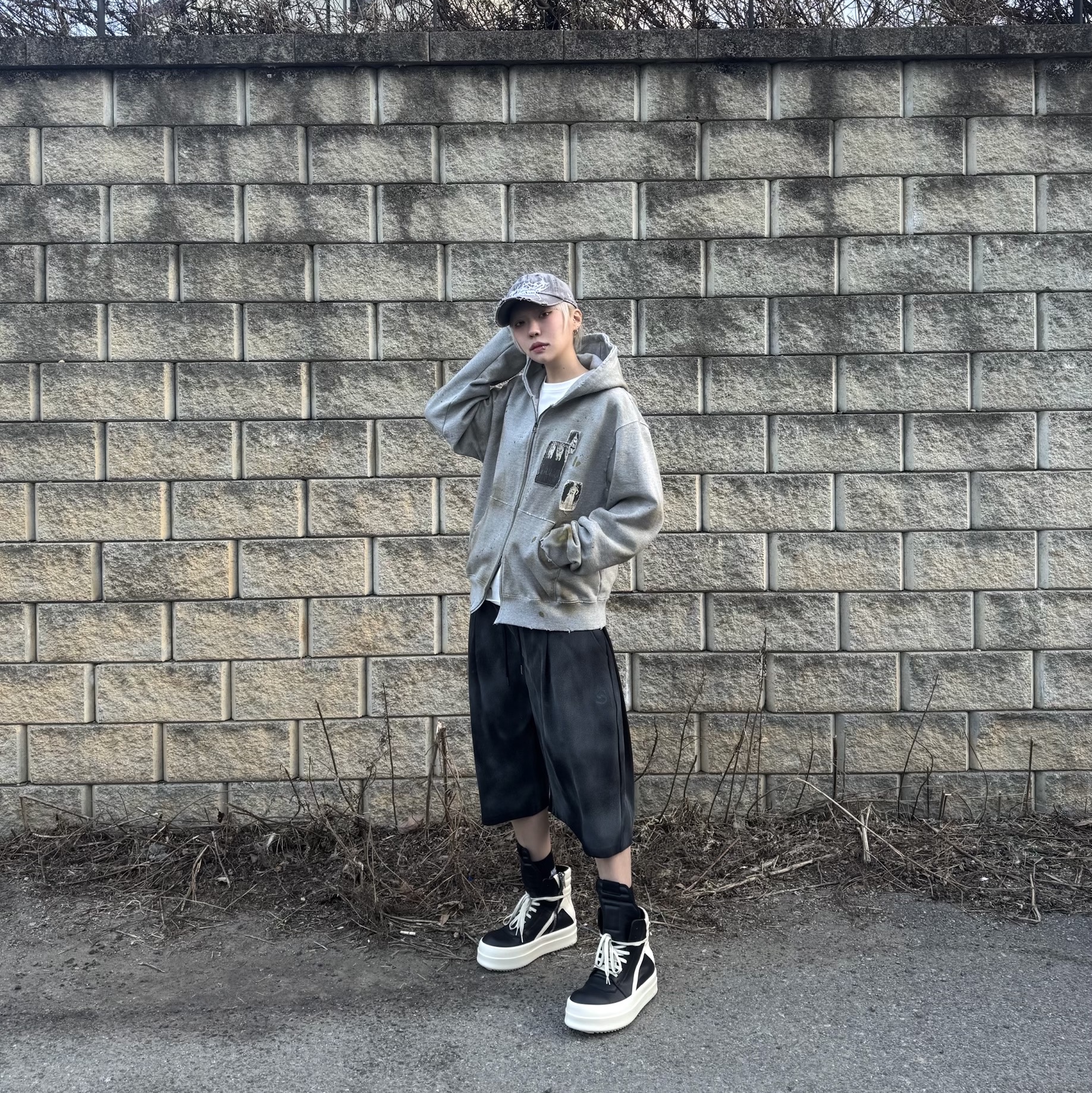 Rick Owens Hollywood Mega Bumper Geobasket in Full Grain Calf Leather Black Milk 착용 스타일 - 2