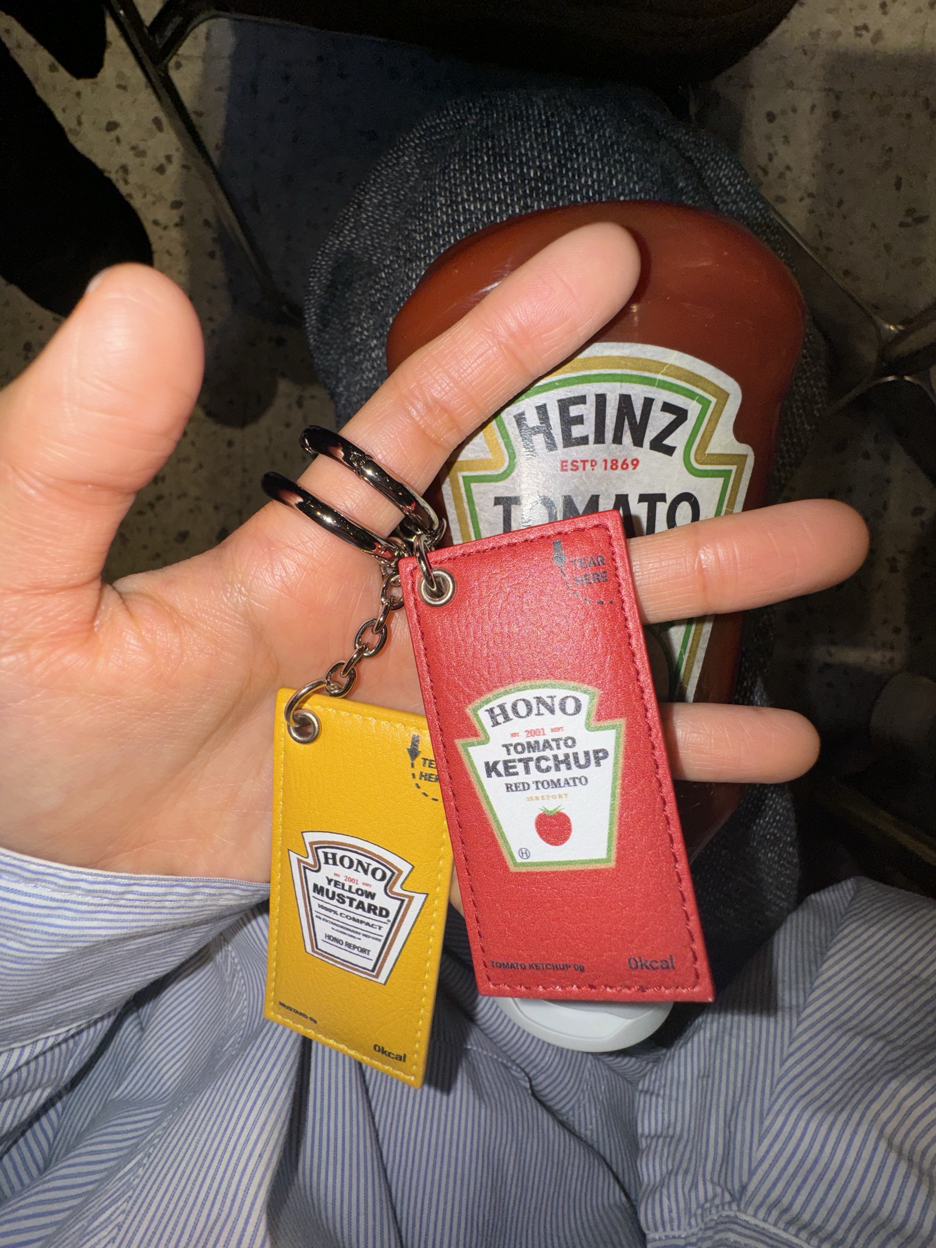 Hono Report Object Keyring Tomato Ketchup, Hono Report Object Keyring Mustard 착용 스타일 - 1