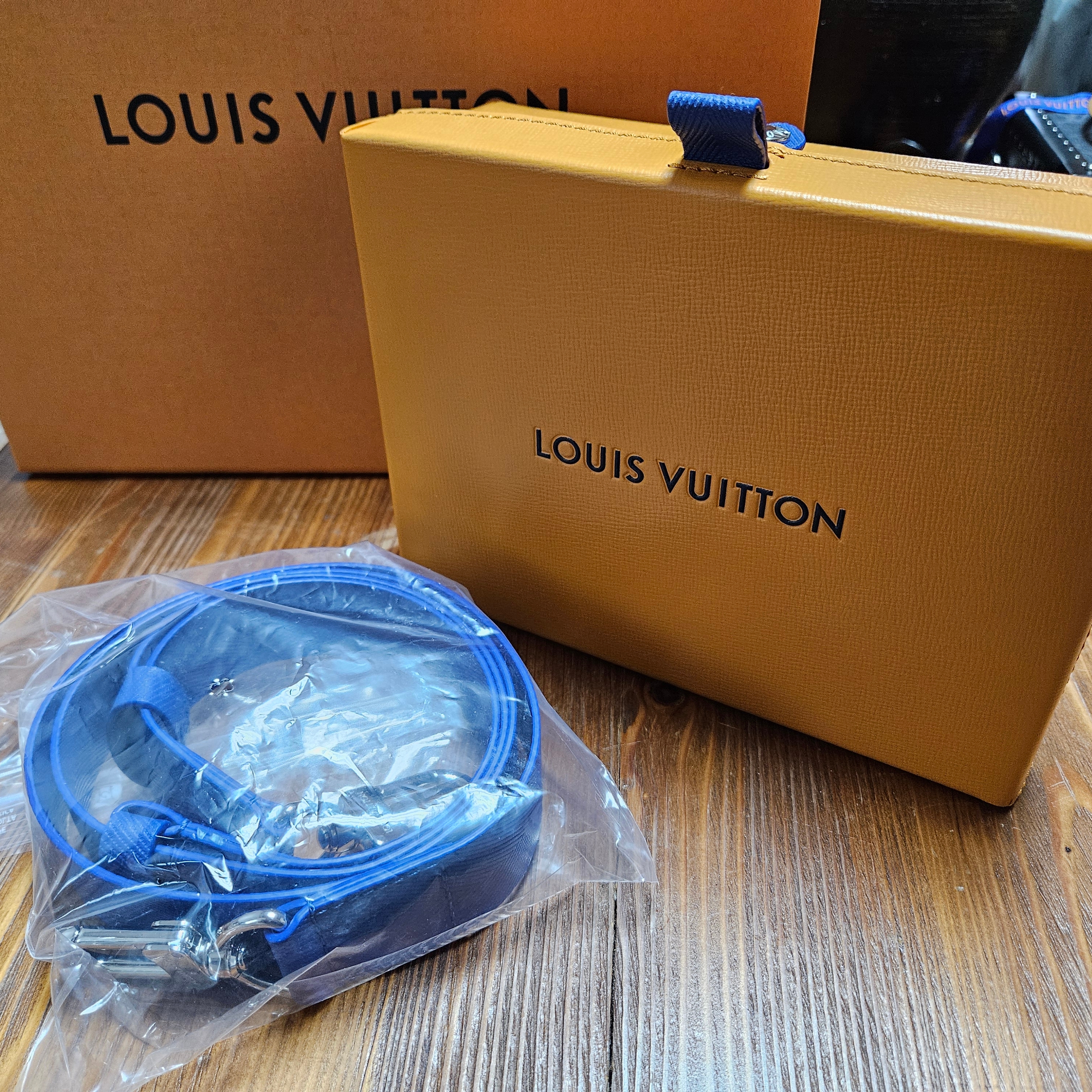 Louis Vuitton Shopper Clutches Saffran 착용 스타일