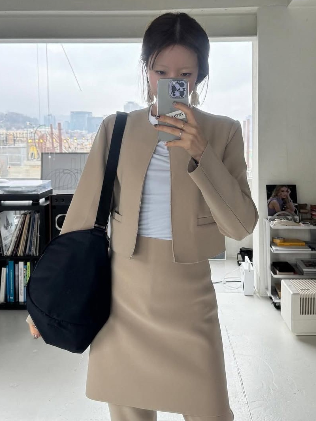 에이이에이이 체크 랩 플리츠 스커트 그레이, [1st reorder] 파르벵 테디 조거 팬츠 브라운 착용 스타일 - 2