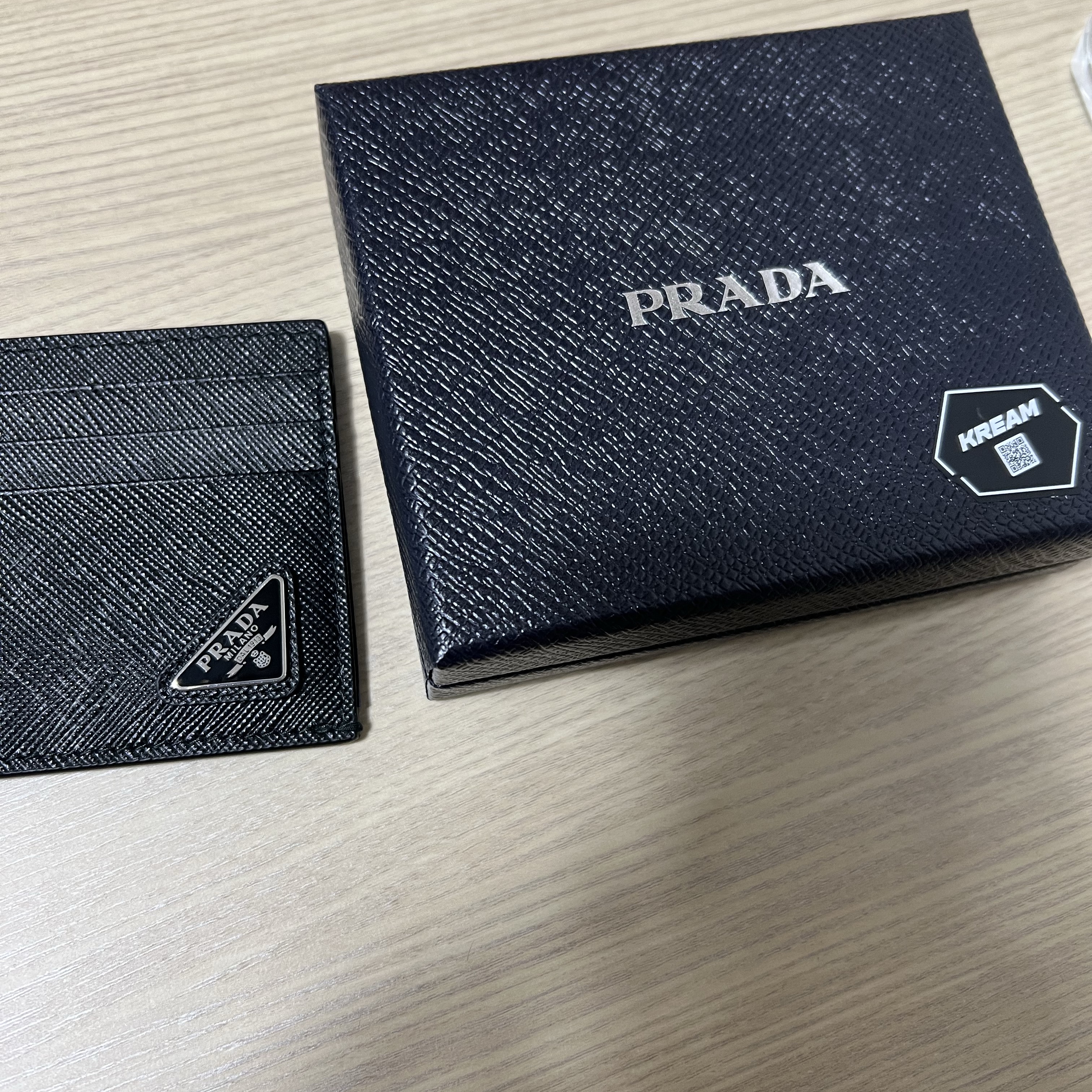 Prada Saffiano Leather Card Holder Black 착용 스타일 - 2