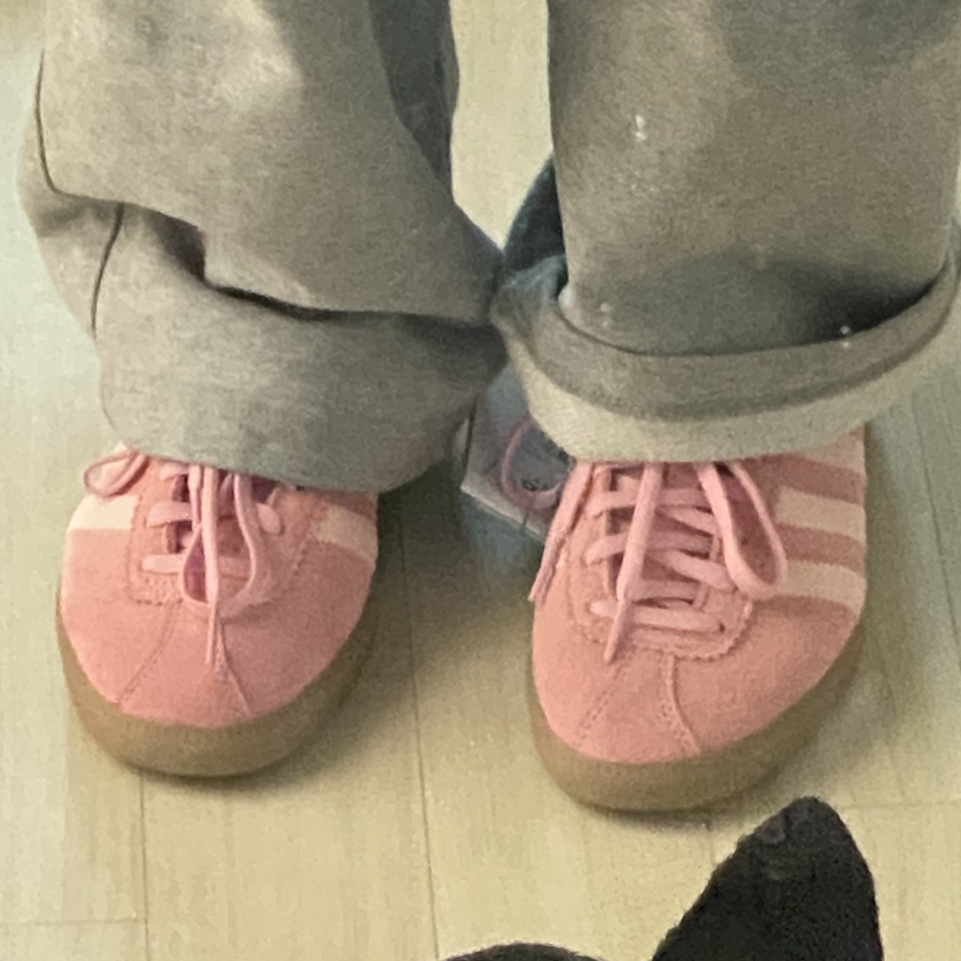 Adidas Bermuda Glow Pink 착용 스타일