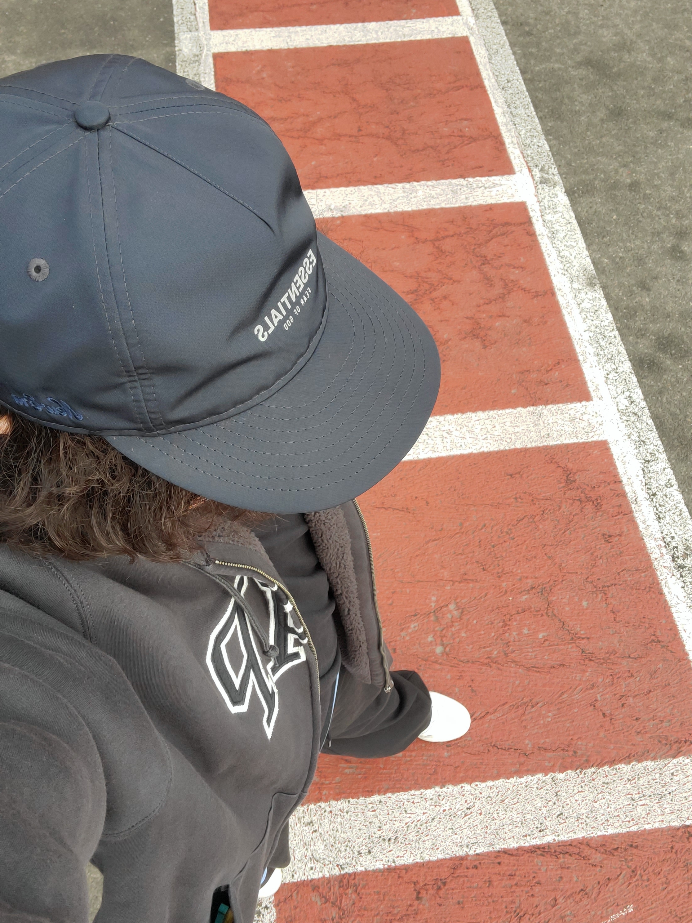 Adidas Rivalry Low Oat Wonder White, Essentials x New Era Retro Crown Strapback Navy 착용 스타일 - 2