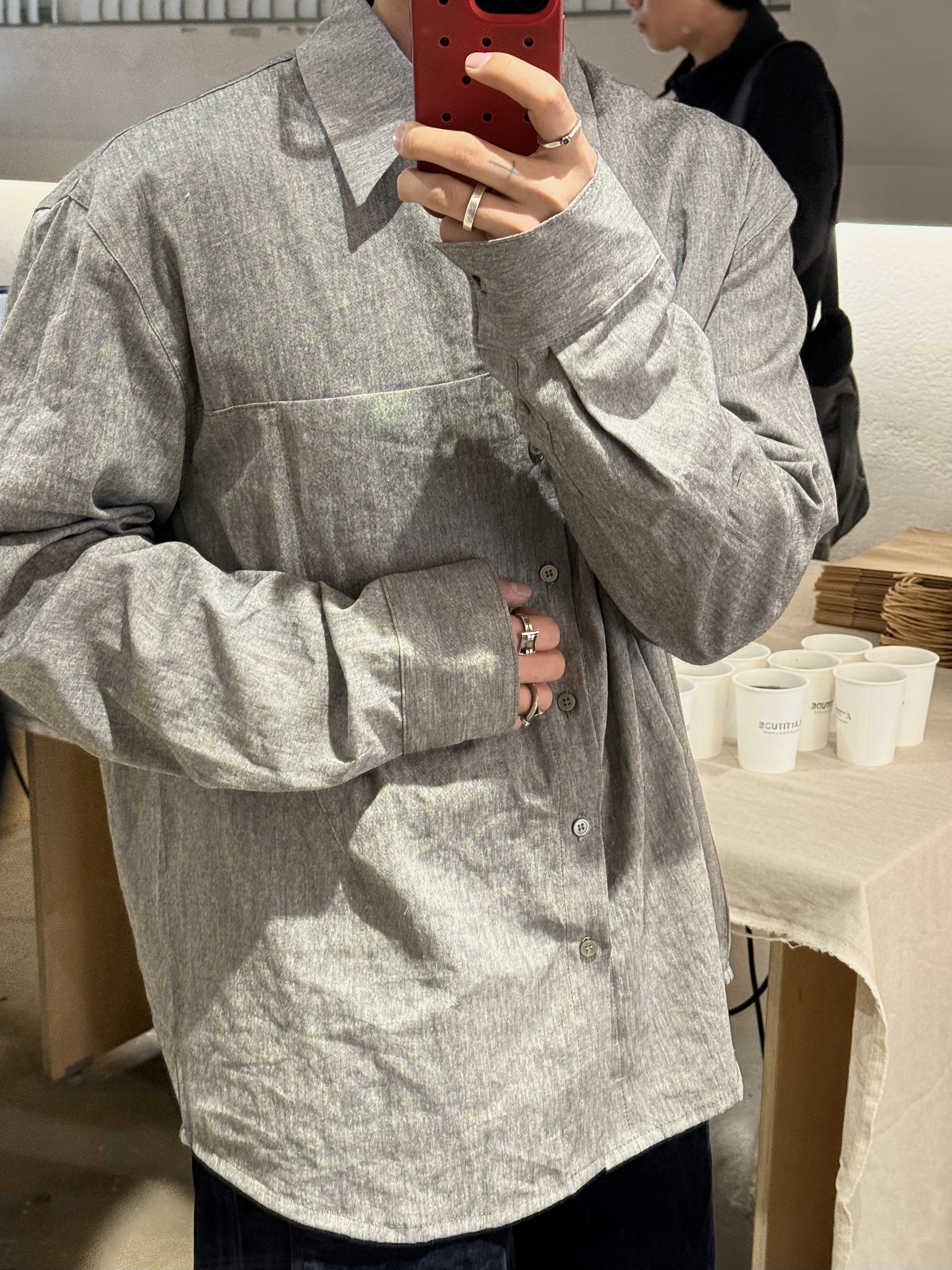 애티튜드 애티튜드 커브드 라인 워싱 버뮤다 데님 팬츠 블랙, 애티튜드 애티튜드 커브드 가먼트다잉 스웻 후드 집업 그레이 착용 스타일 - 10