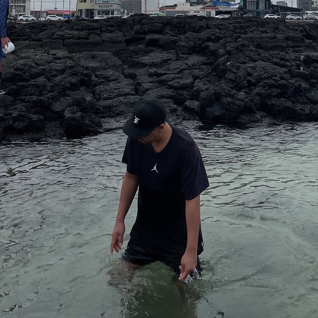 Essentials x New Era Sized Cap Black 착용 스타일