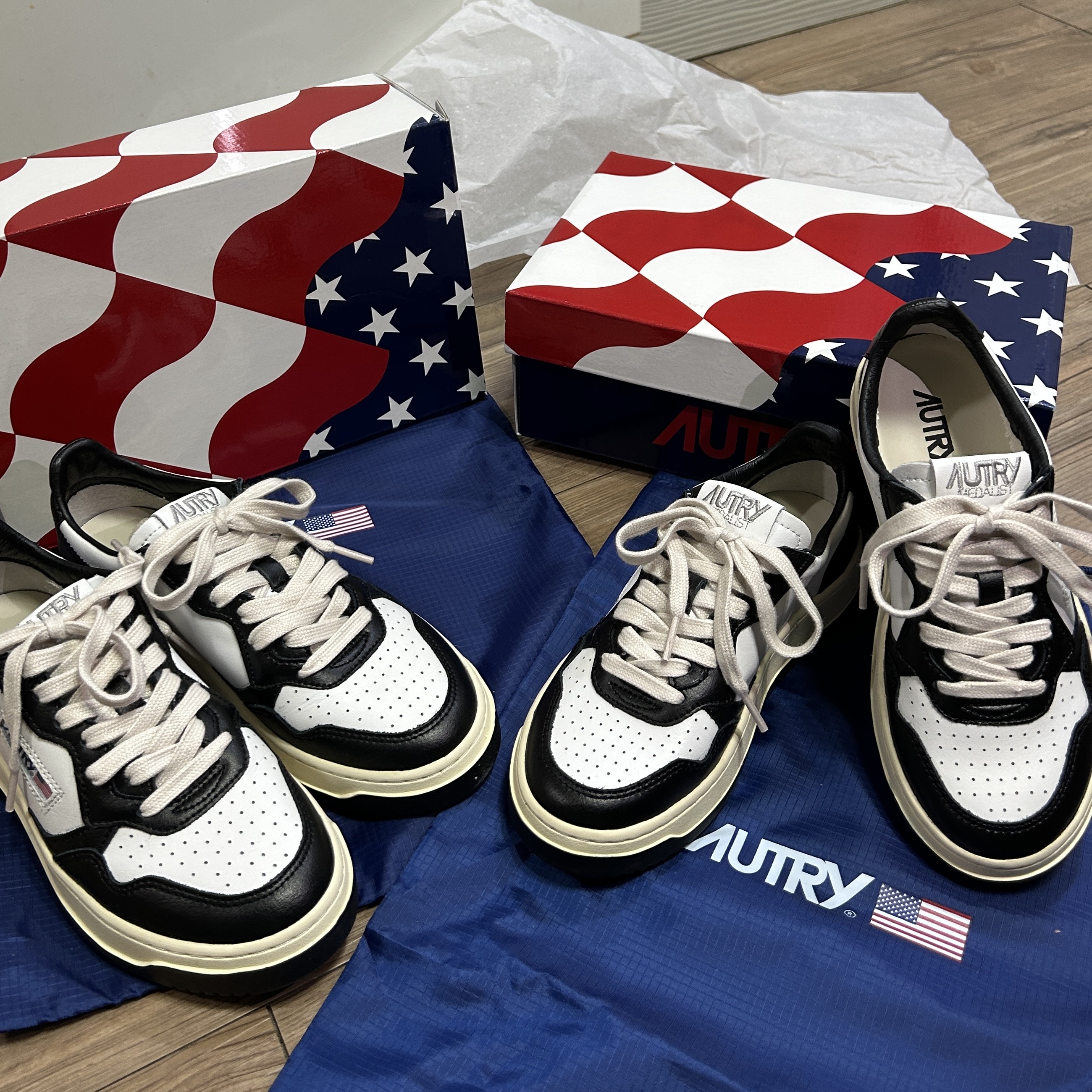 (W) Autry Medalist Low Leather Sneakers Black White 착용 스타일