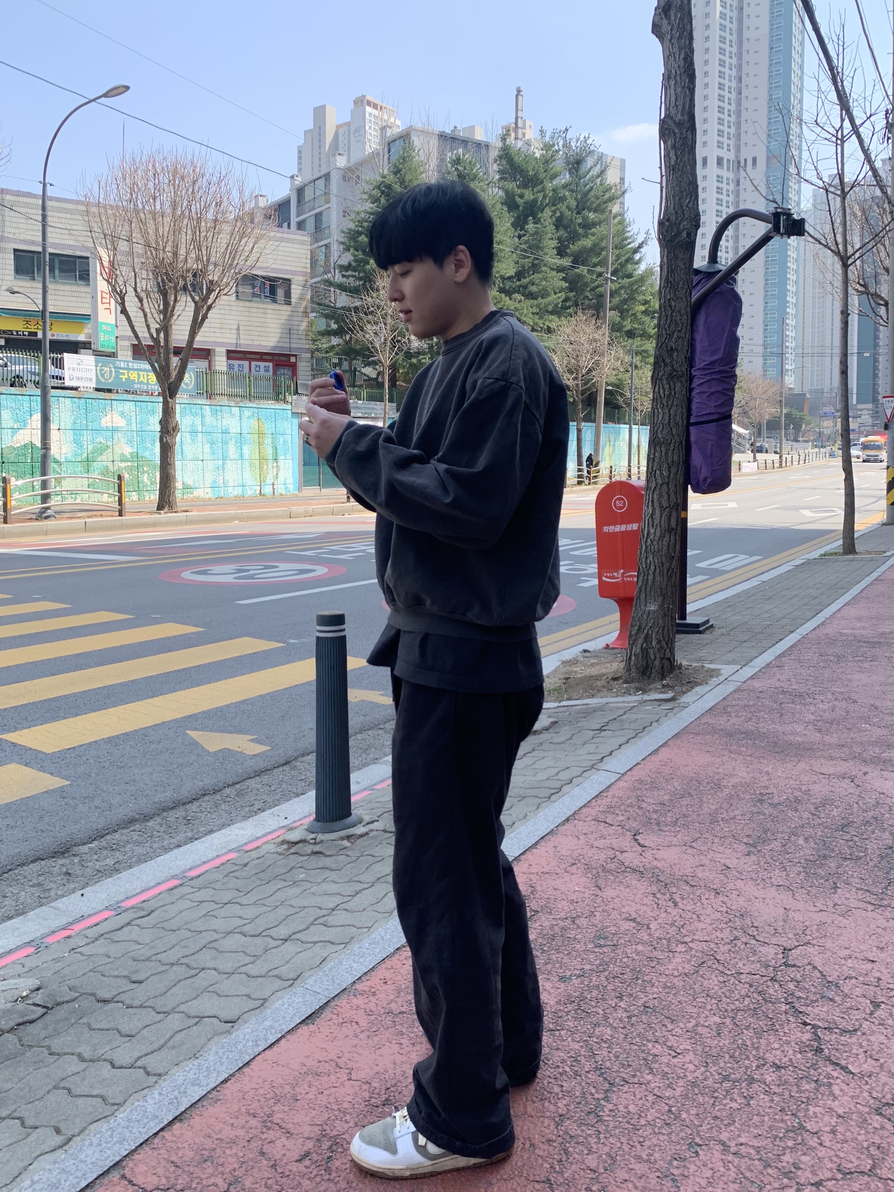 Yeezy Gap Engineered By Balenciaga Sateen Cargo Pants Black, Yeezy YZY Short Sleeve T-Shirt Black 착용 스타일 - 1