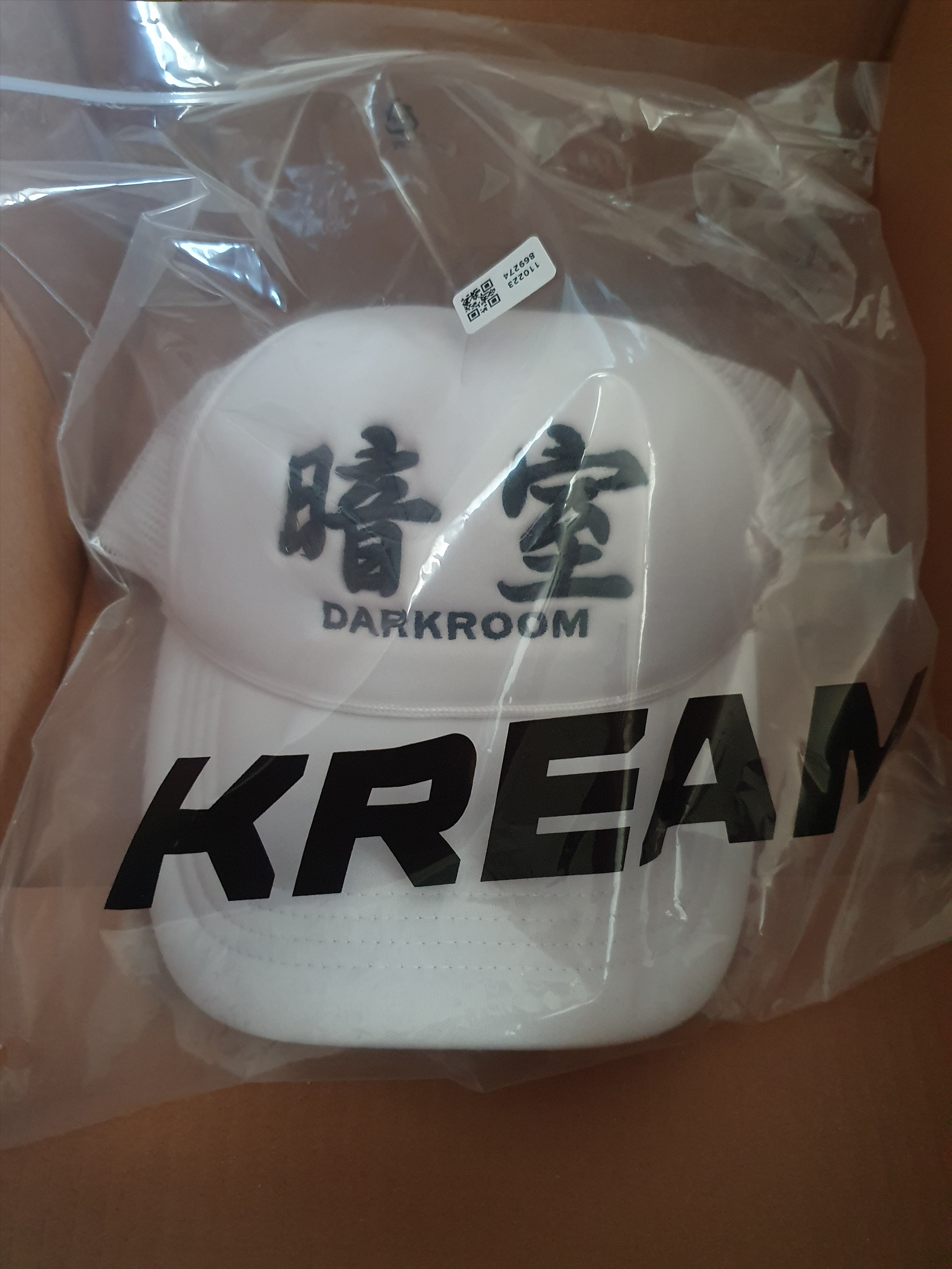 Darkr8m Studio Mesh Trucker Cap White 착용 스타일 - 1