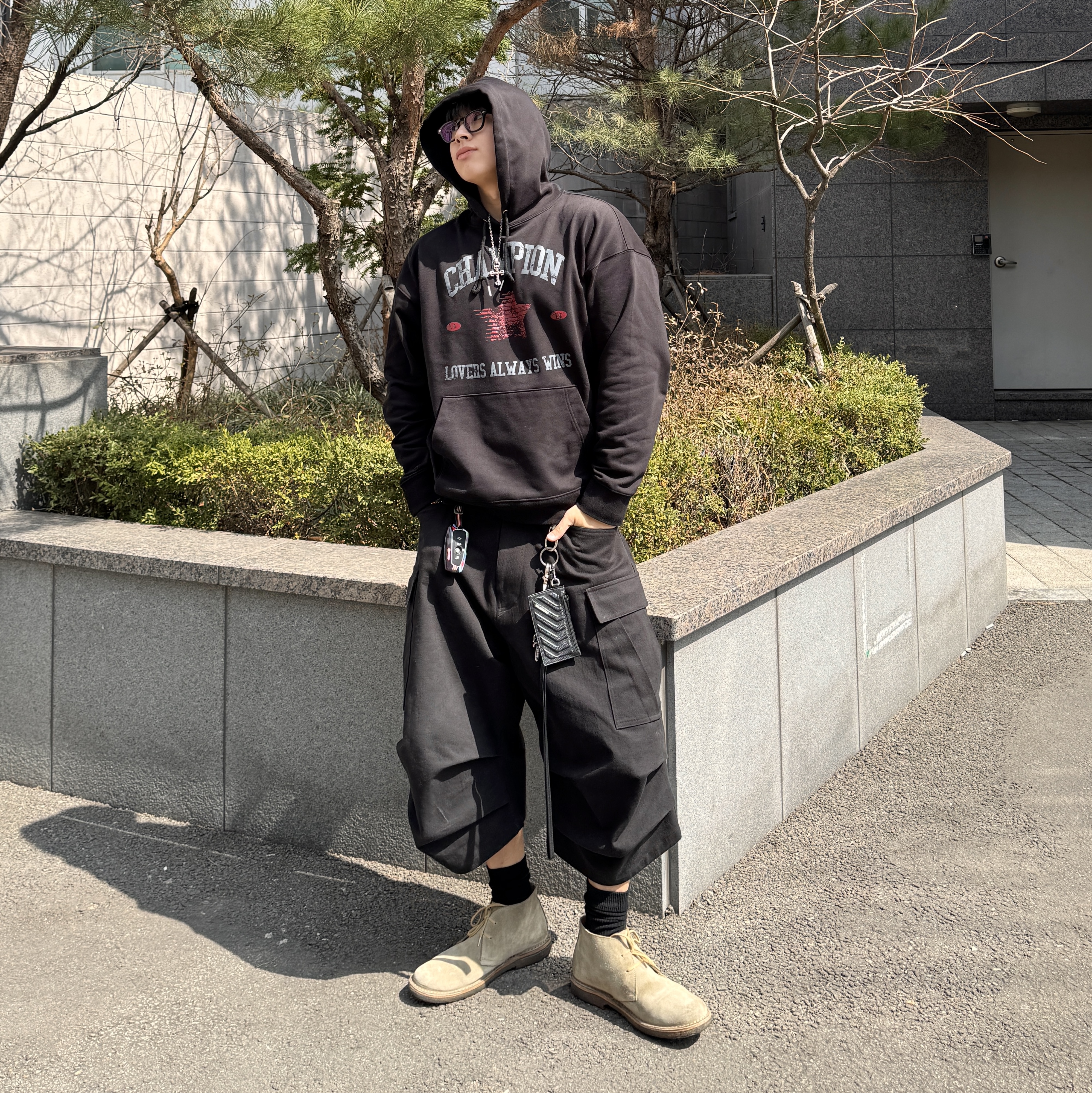 Nonnod Side Cargo Shorts Black, Balenciaga Cash Keyring Card Case Black Silver 착용 스타일 - 1