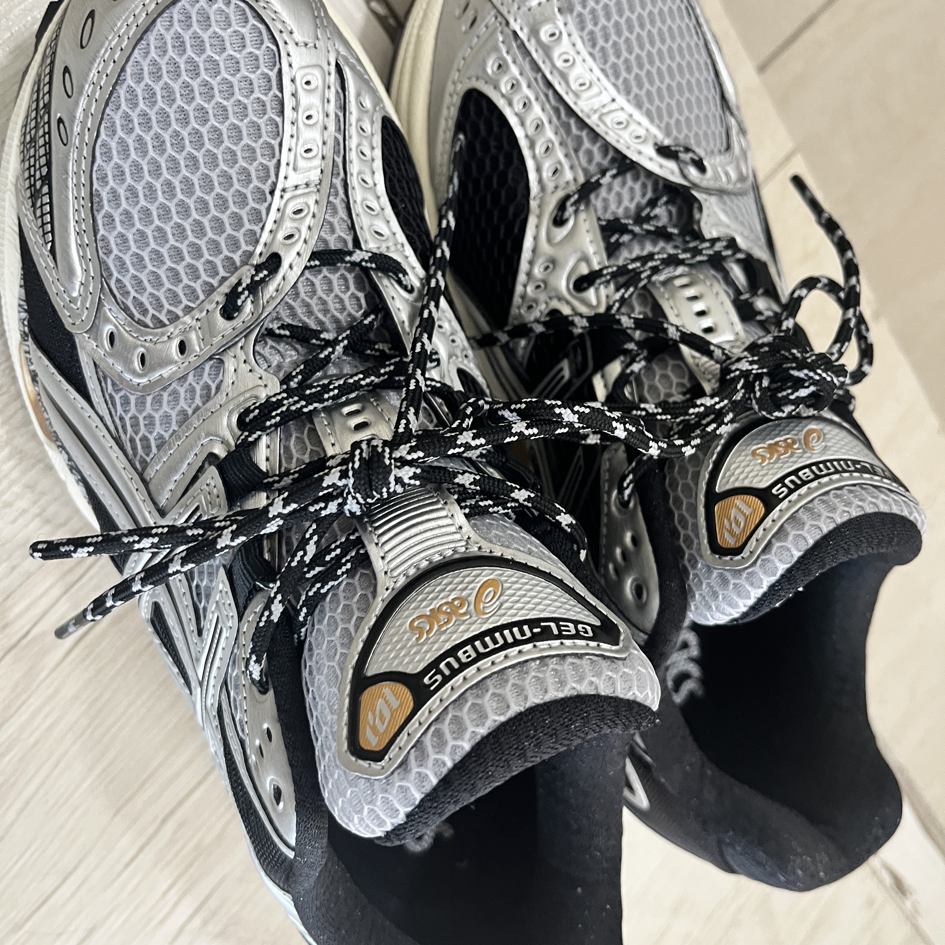 Asics Gel-Nimbus 10.1 Piedmont Grey Pure Silver 착용 스타일 - 1