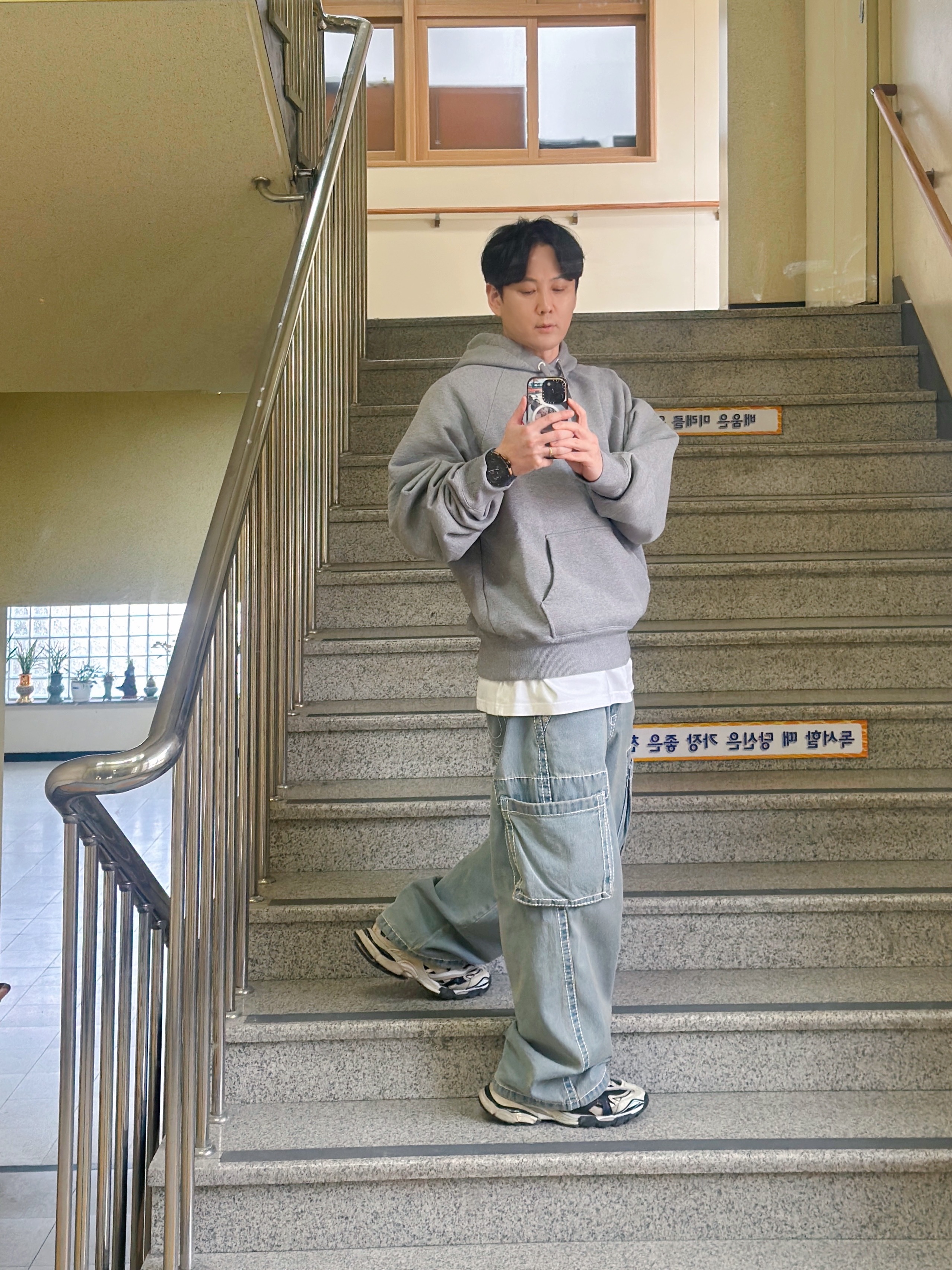 AMI De Coeur Hoodie Heather Grey, True Religion Classic Cargo Pants Light Indigo 착용 스타일 - 1