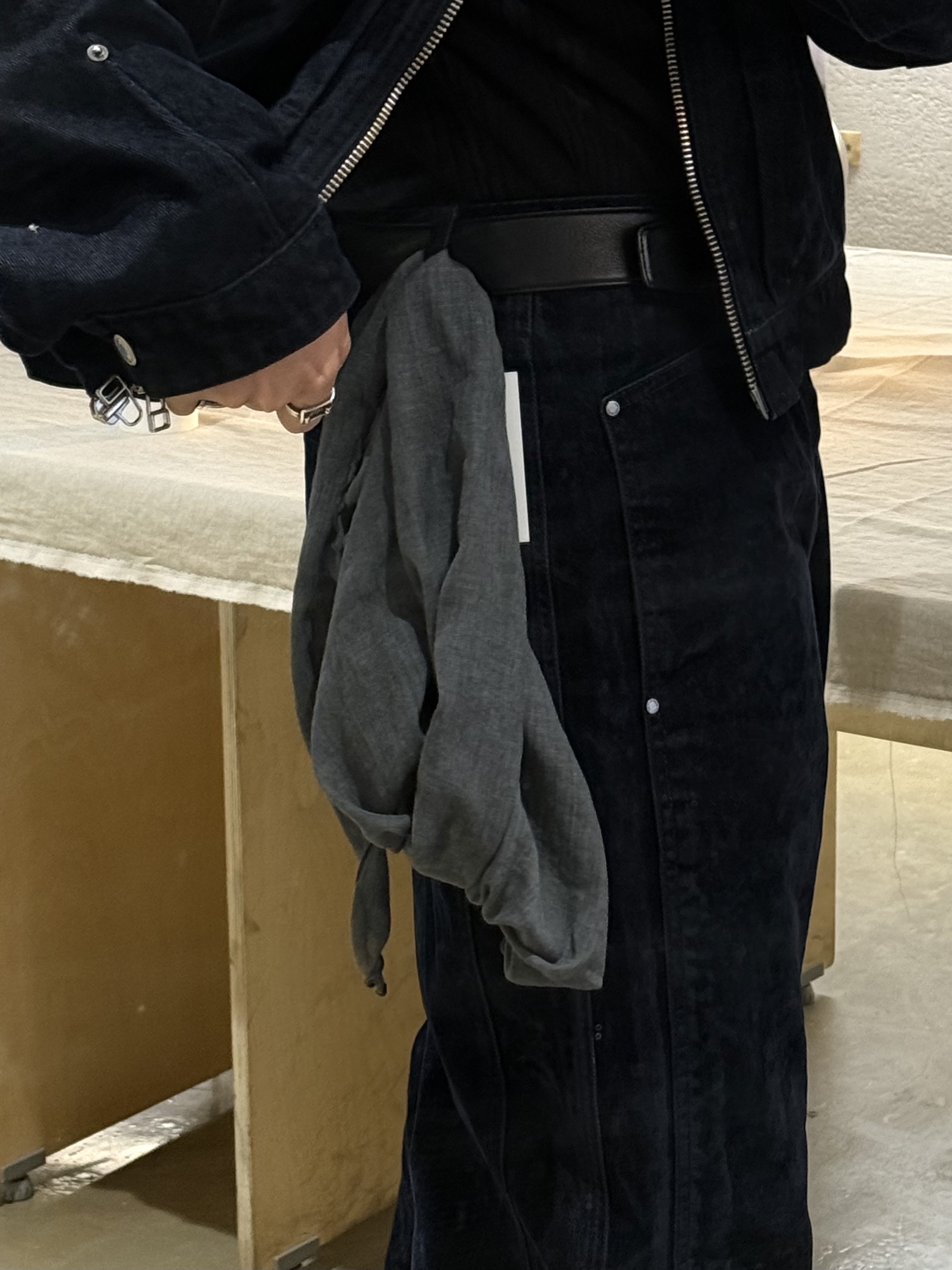 애티튜드 애티튜드 커브드 라인 워싱 버뮤다 데님 팬츠 블랙, 애티튜드 애티튜드 커브드 가먼트다잉 스웻 후드 집업 그레이 착용 스타일 - 7