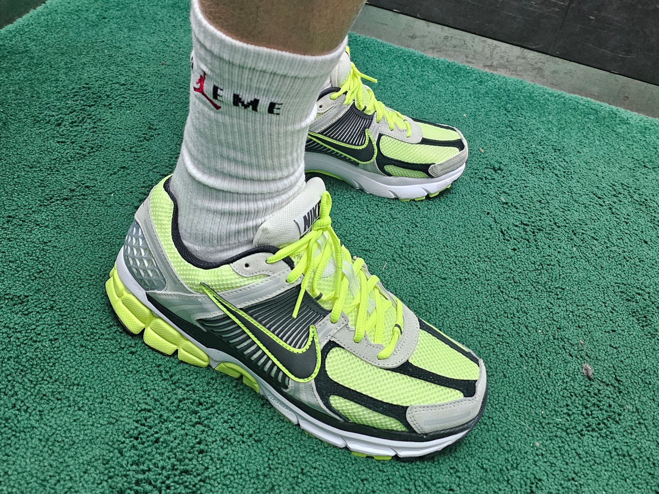 Supreme x Jordan Crew Socks White (2 Pack) - 24FW, Nike Zoom Vomero 5 Volt Metallic Platinum 착용 스타일