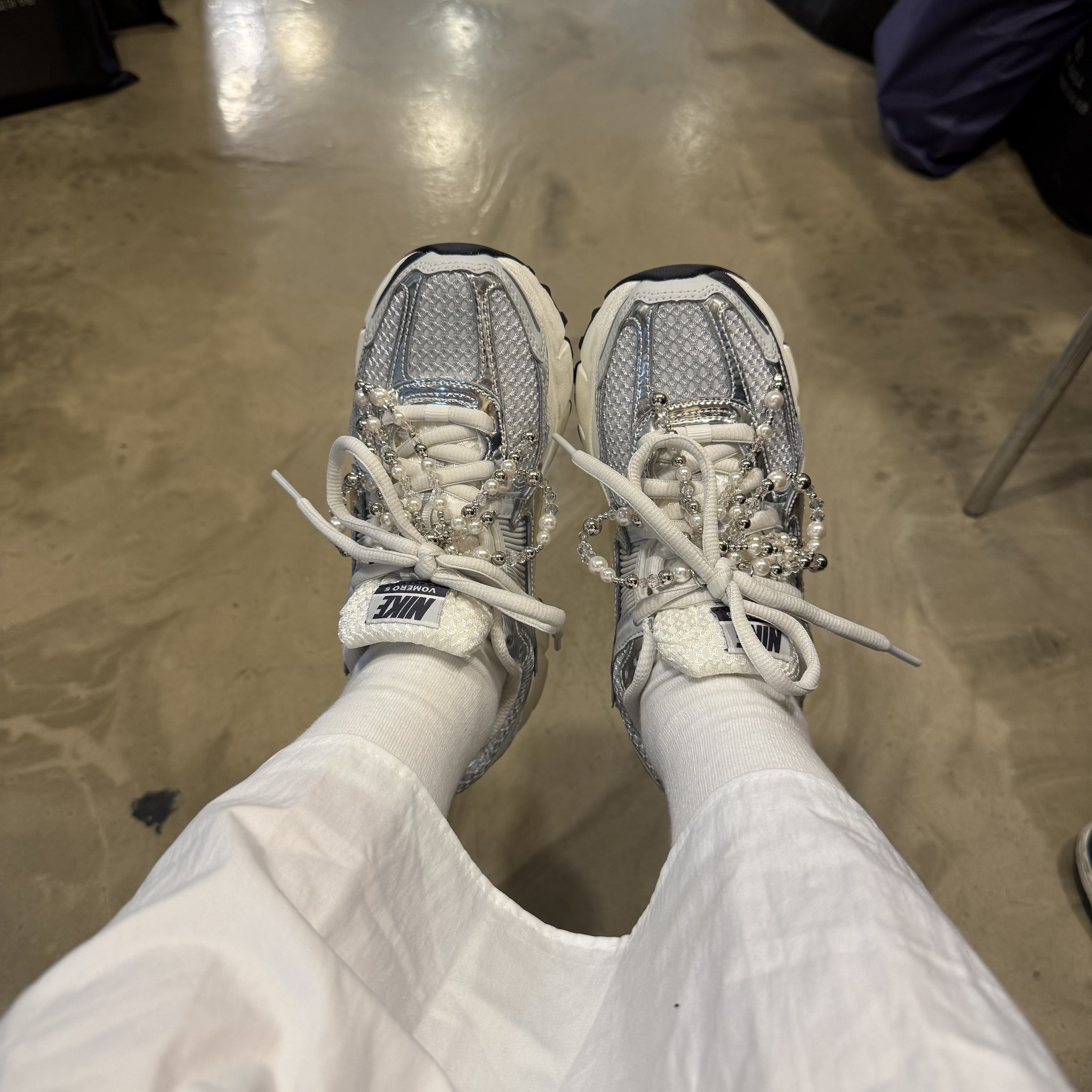 (W) Nike Zoom Vomero 5 Photon Dust and Metallic Silver 착용 스타일