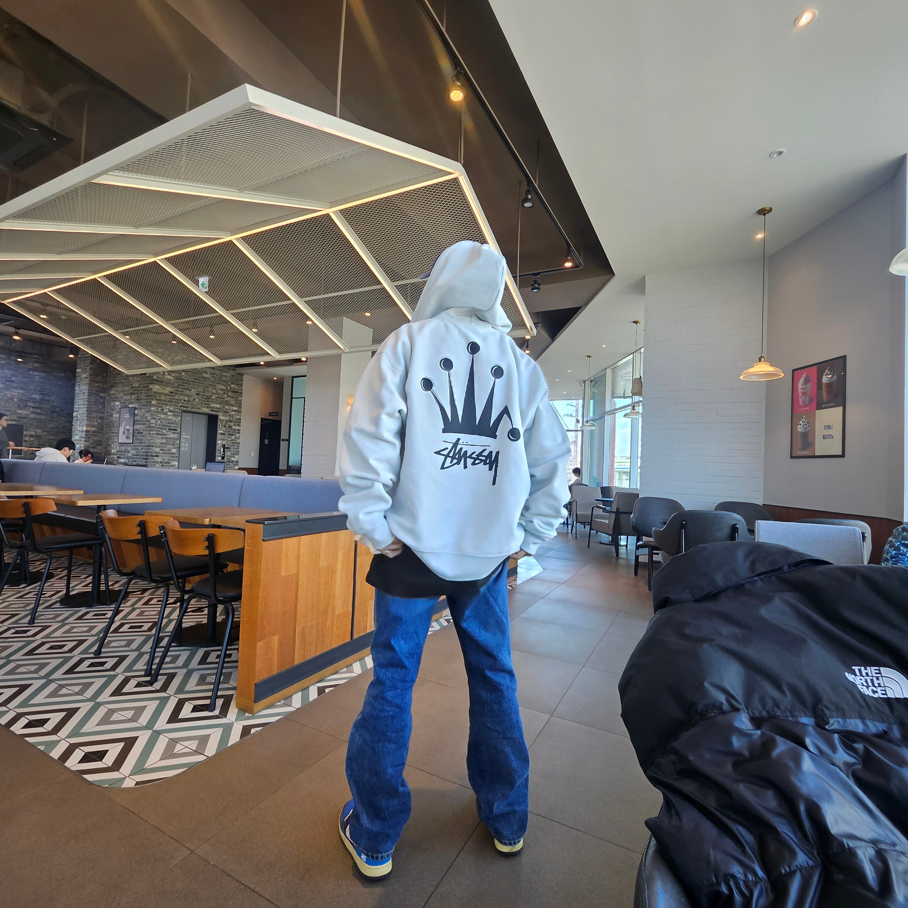 Stussy Regal Crown Zip Hoodie Ash Heather, Nike x Undefeated Dunk Low SP 5 On It 착용 스타일 - 1