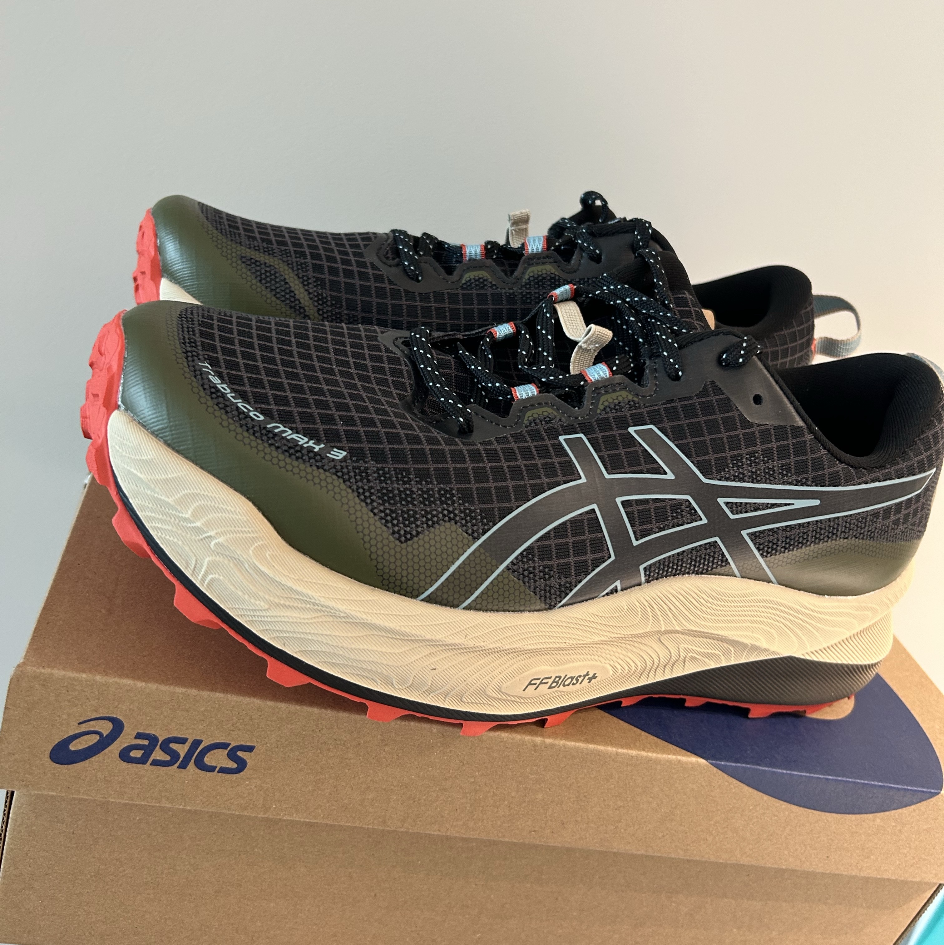 Asics Trabuco Max 3 Black Smoke Blue 착용 스타일