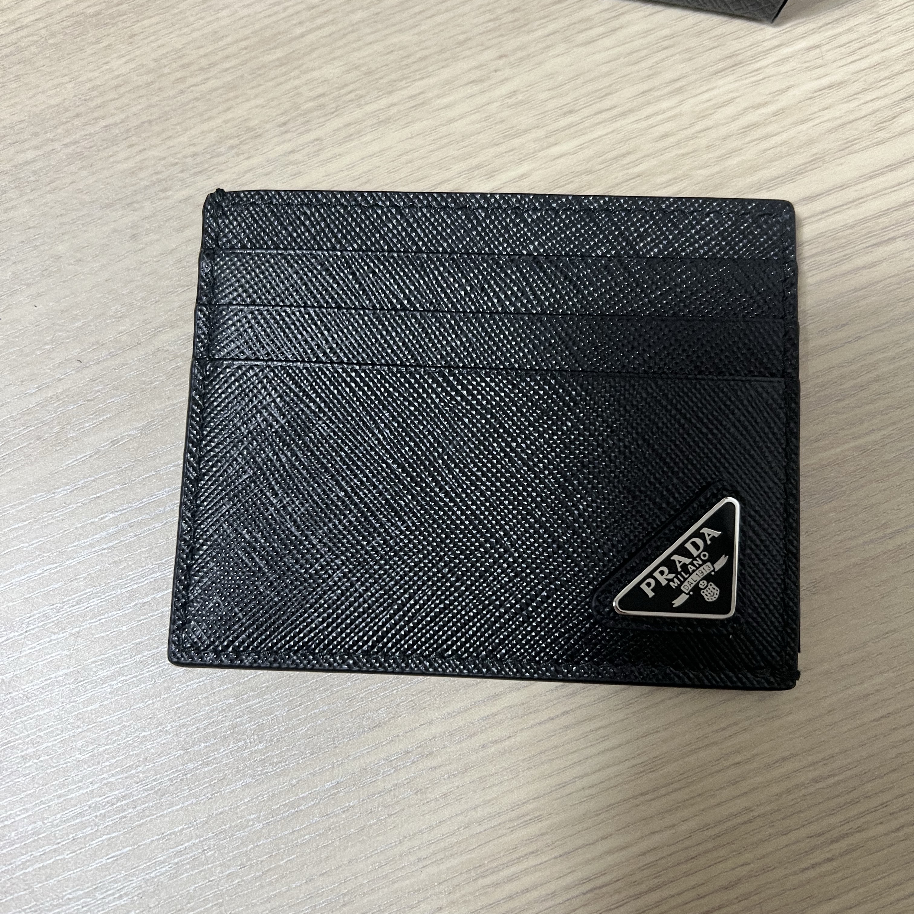 Prada Saffiano Leather Card Holder Black 착용 스타일 - 1