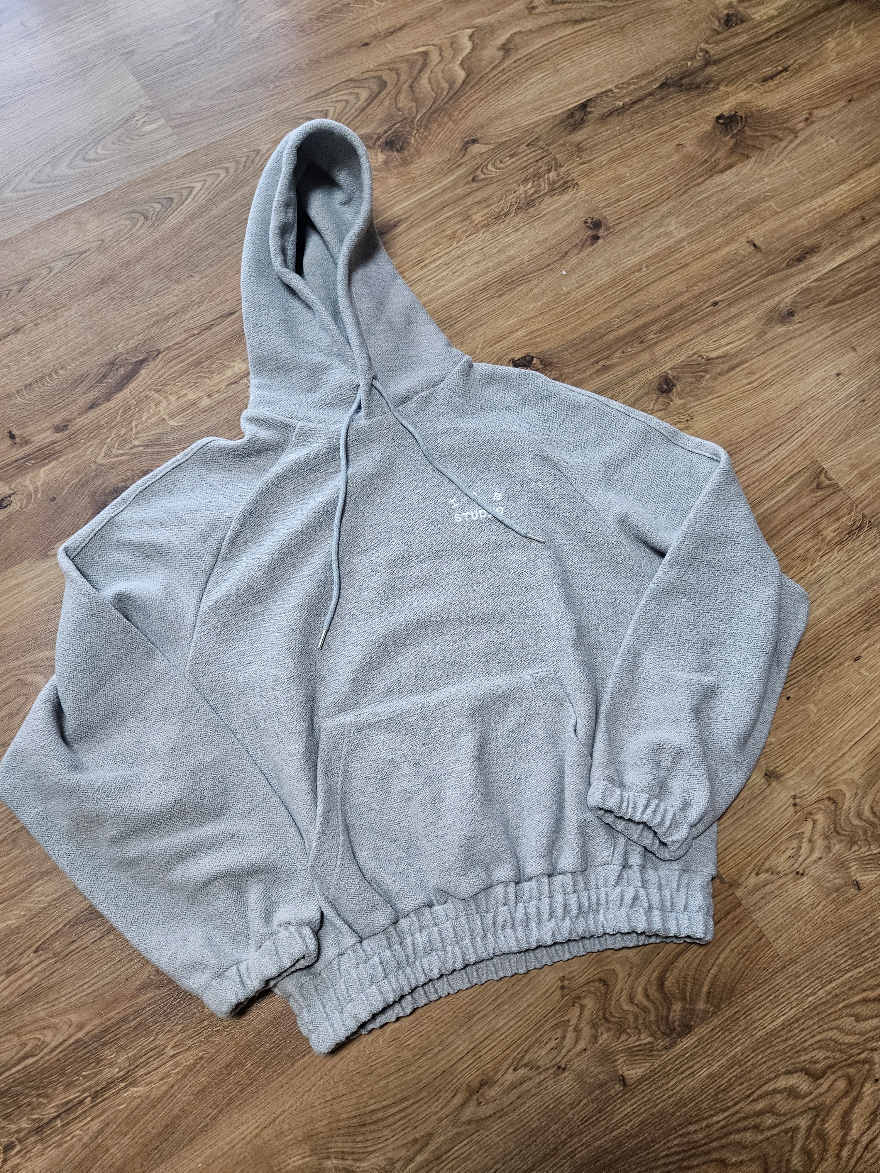 IAB Studio Herringbone Hoodie Gray White 착용 스타일