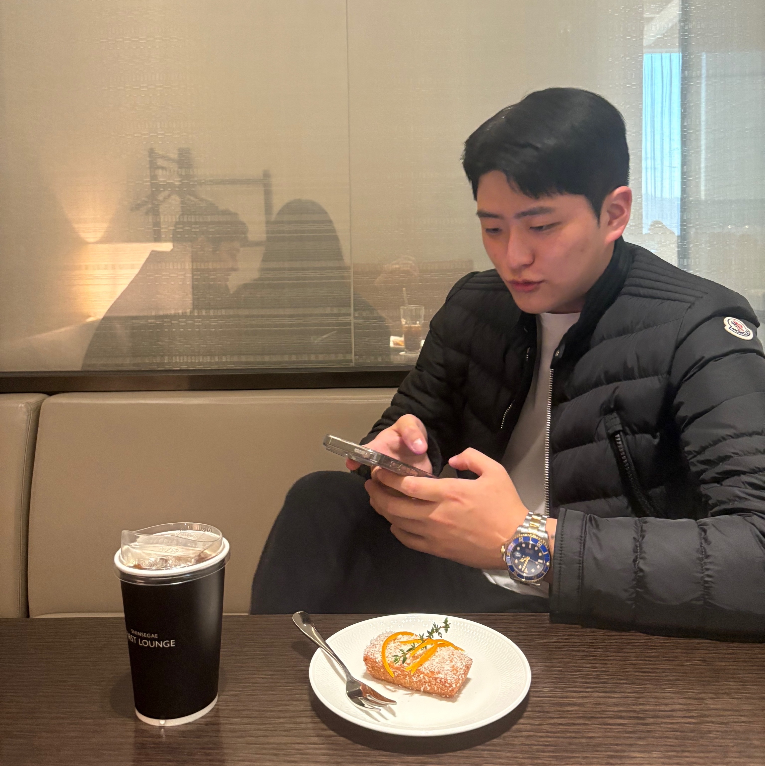 롤렉스 서브마리너 데이트 41mm 126613LB 로얄 블루 오이스터, 까르띠에 러브 브레이슬릿 옐로우 골드 착용 스타일