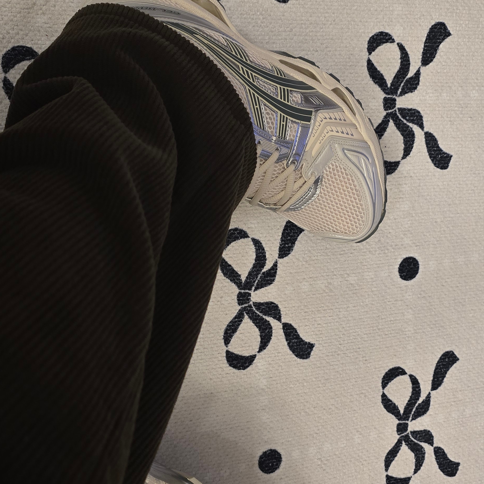 Asics Gel-Kayano 14 Birch Dark Pewter 착용 스타일 - 2
