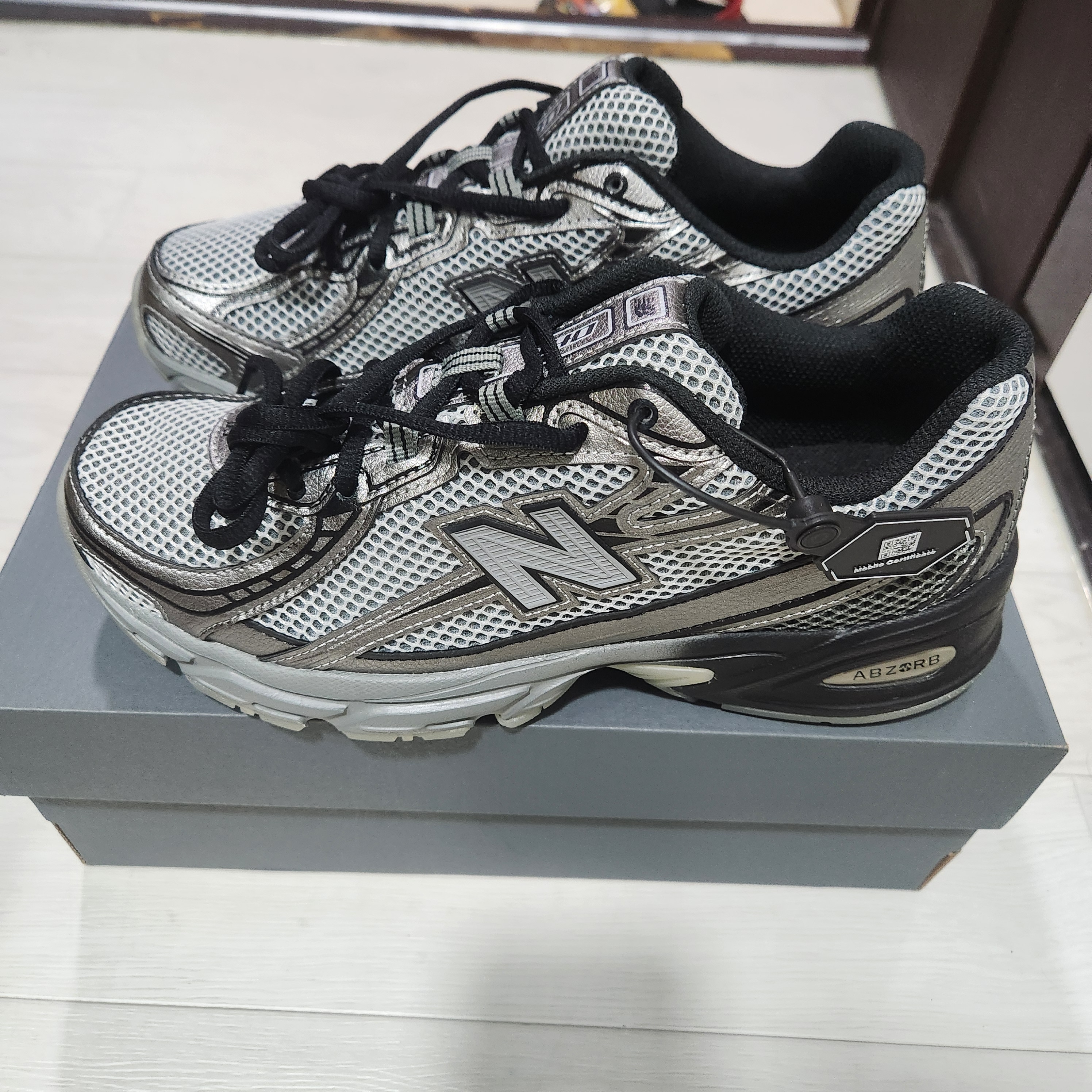 New Balance 740 Dark Silver Metallic 착용 스타일