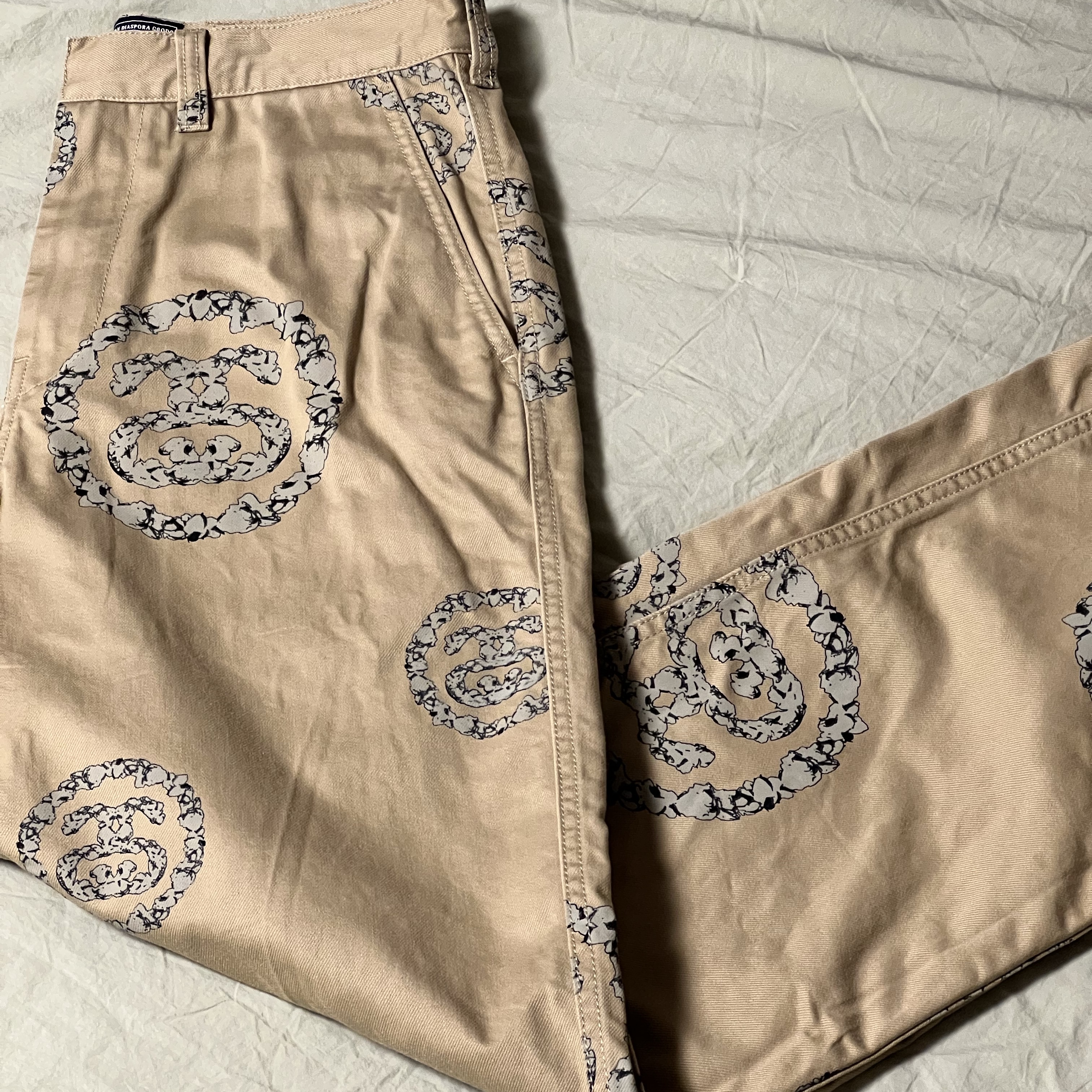 Stussy x Denim Tears SS Wreath Chino Khaki 착용 스타일