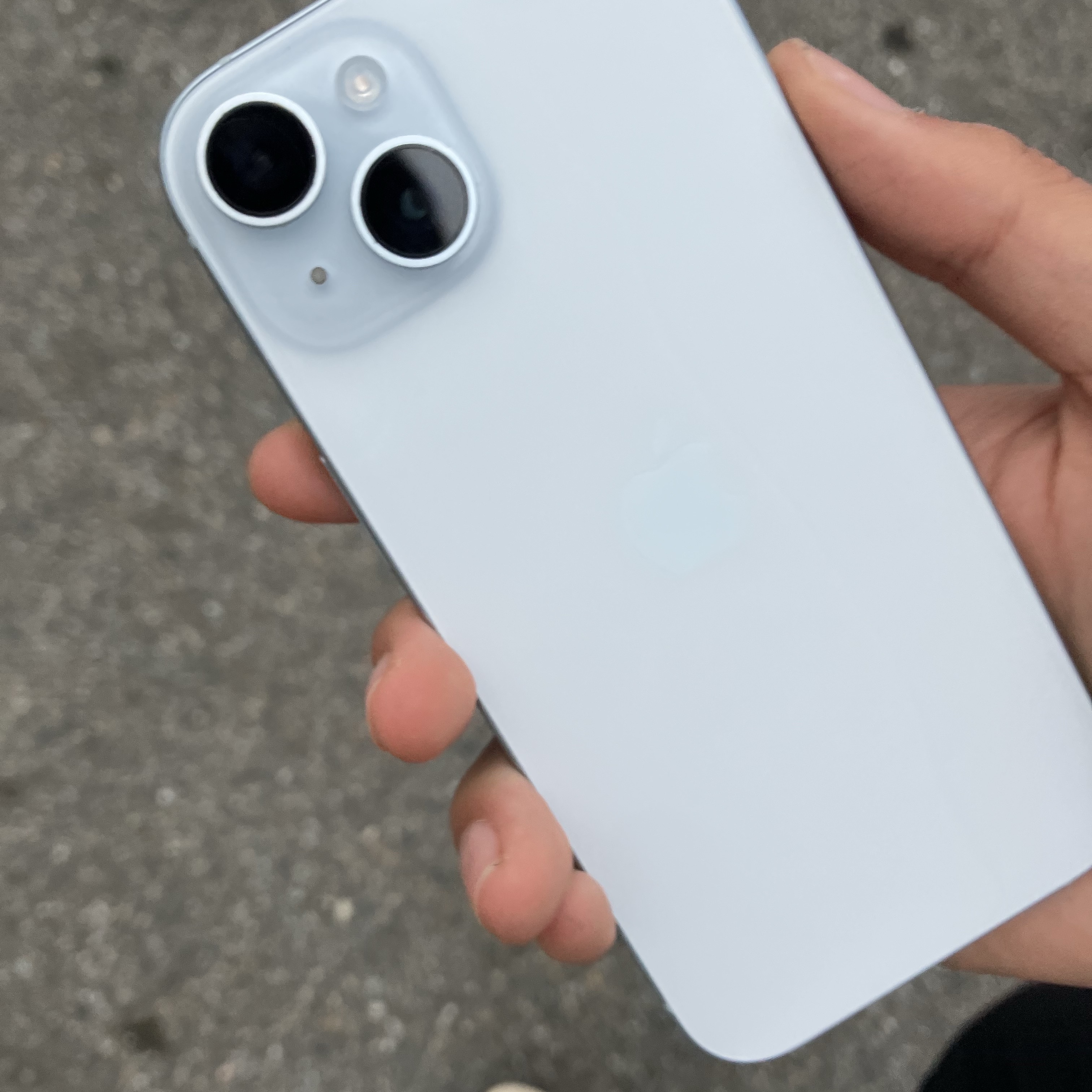 [S등급] Refurbished iPhone 15 128GB Blue 착용 스타일