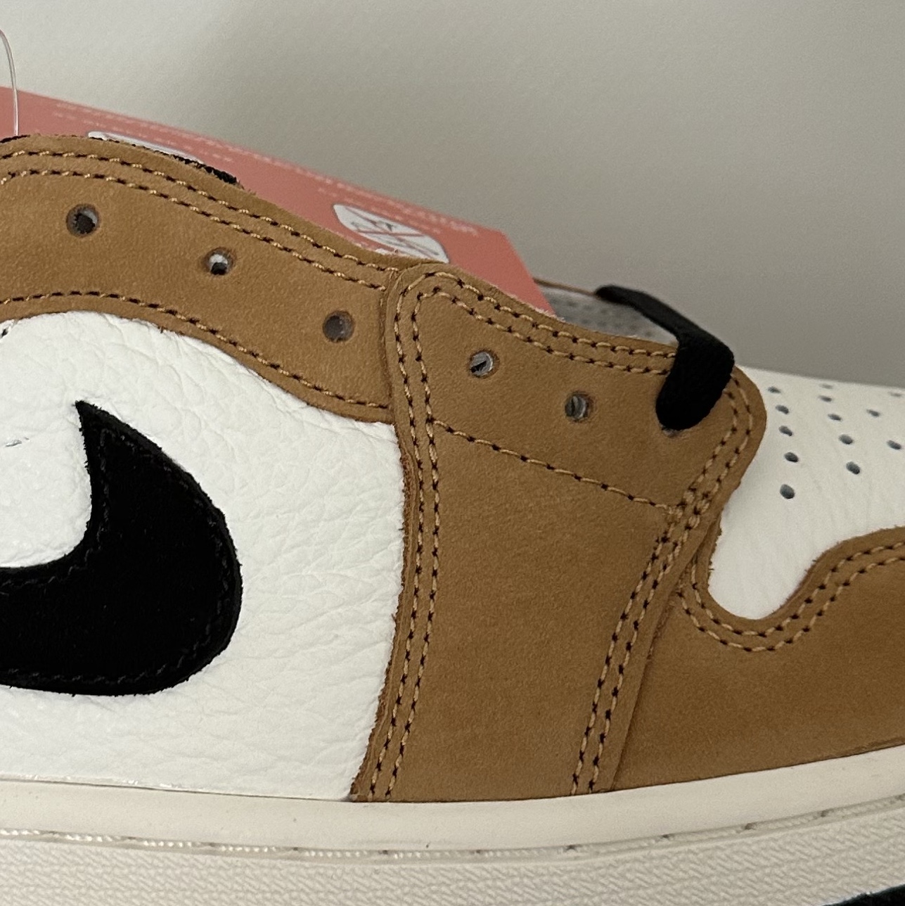 Jordan 1 Low OG Sail and Golden Harvest 착용 스타일