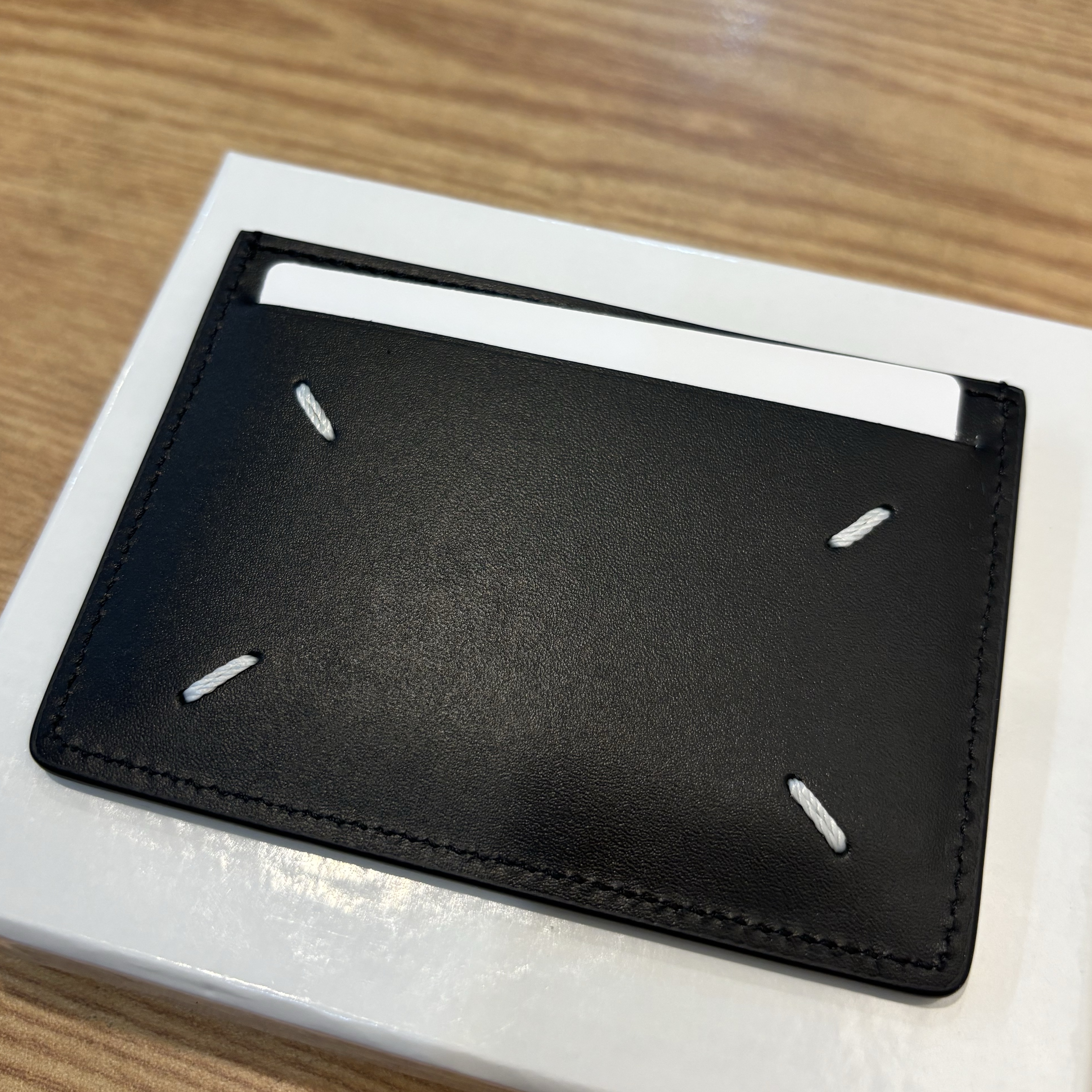 Maison Margiela Four Stitch Card Holder Black 착용 스타일 - 1