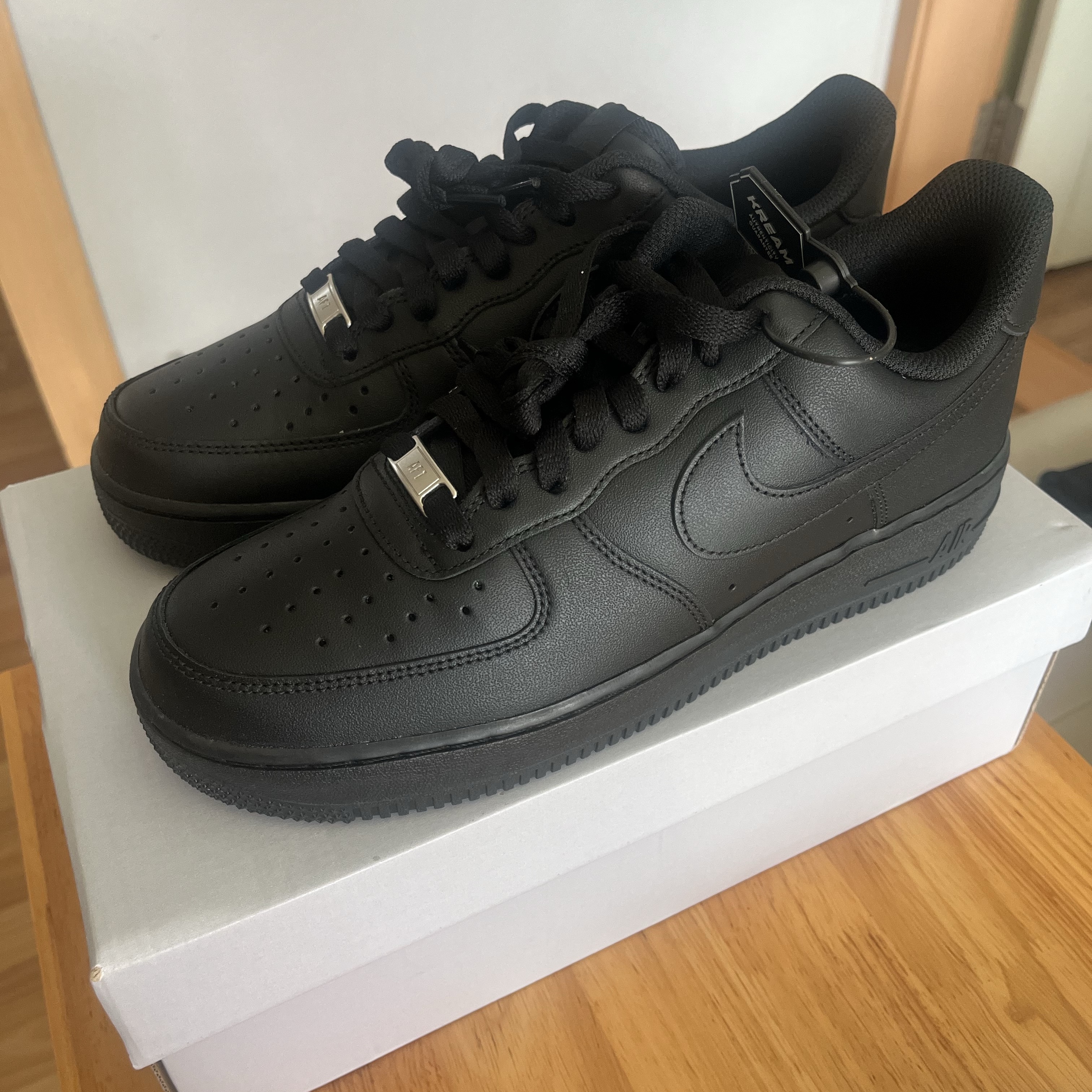 Nike Air Force 1 '07 Low Triple Black 착용 스타일
