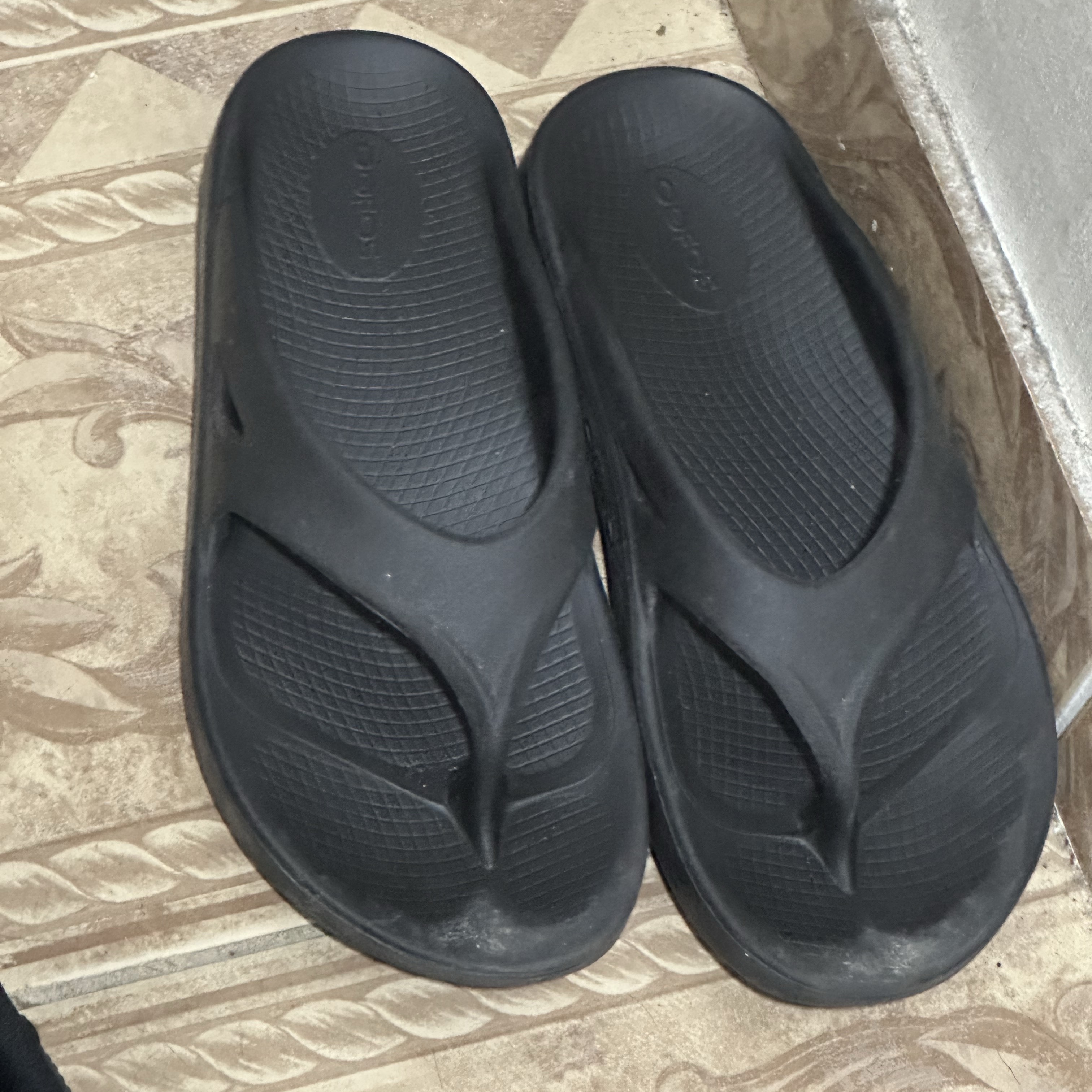 Oofos OOriginal Black 착용 스타일