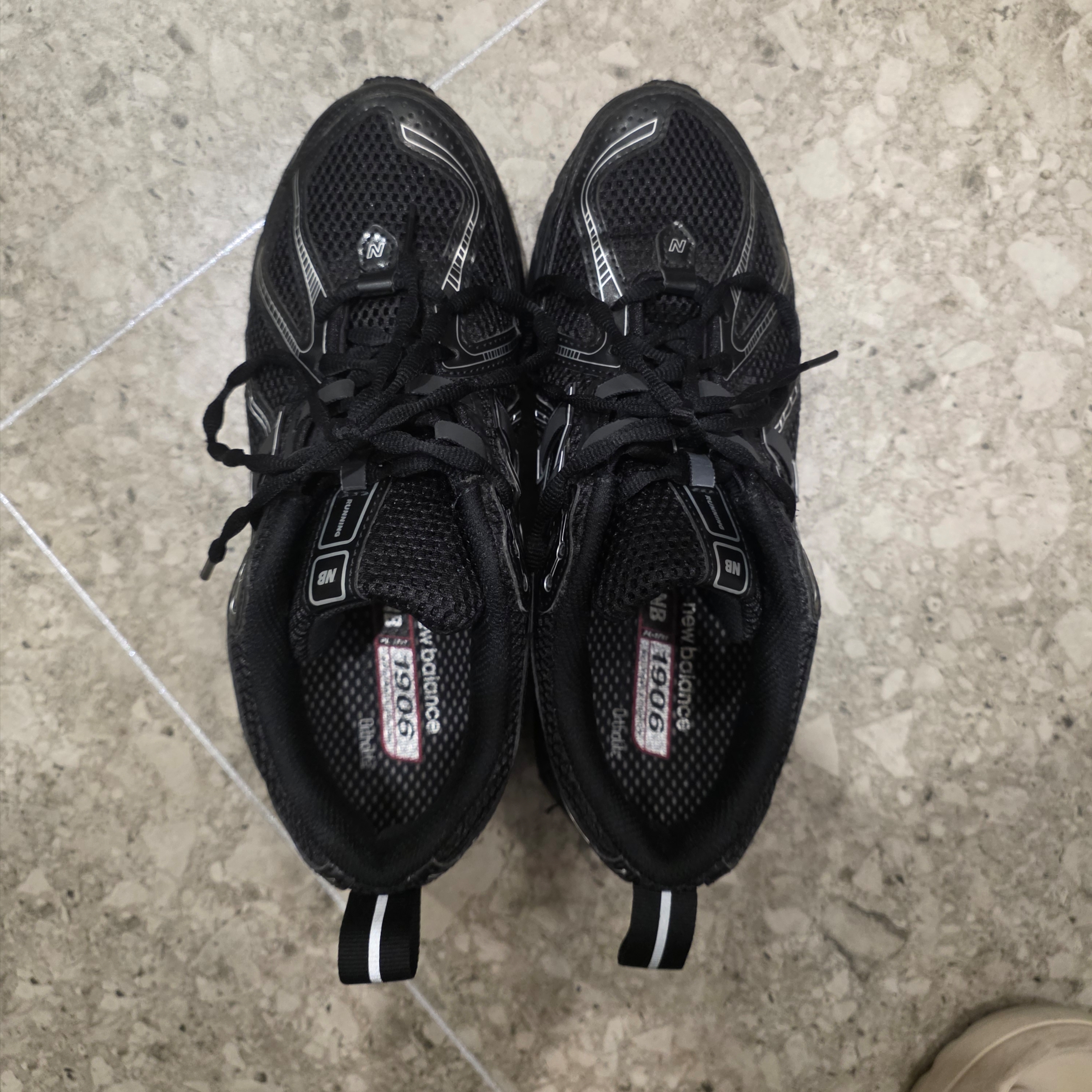 New Balance 1906R Black Silver Metallic 착용 스타일