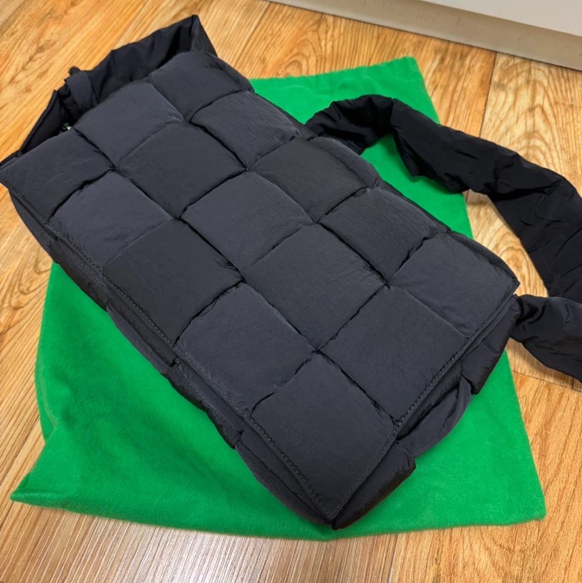 Bottega Veneta Large Padded Tech Cassette Black 착용 스타일