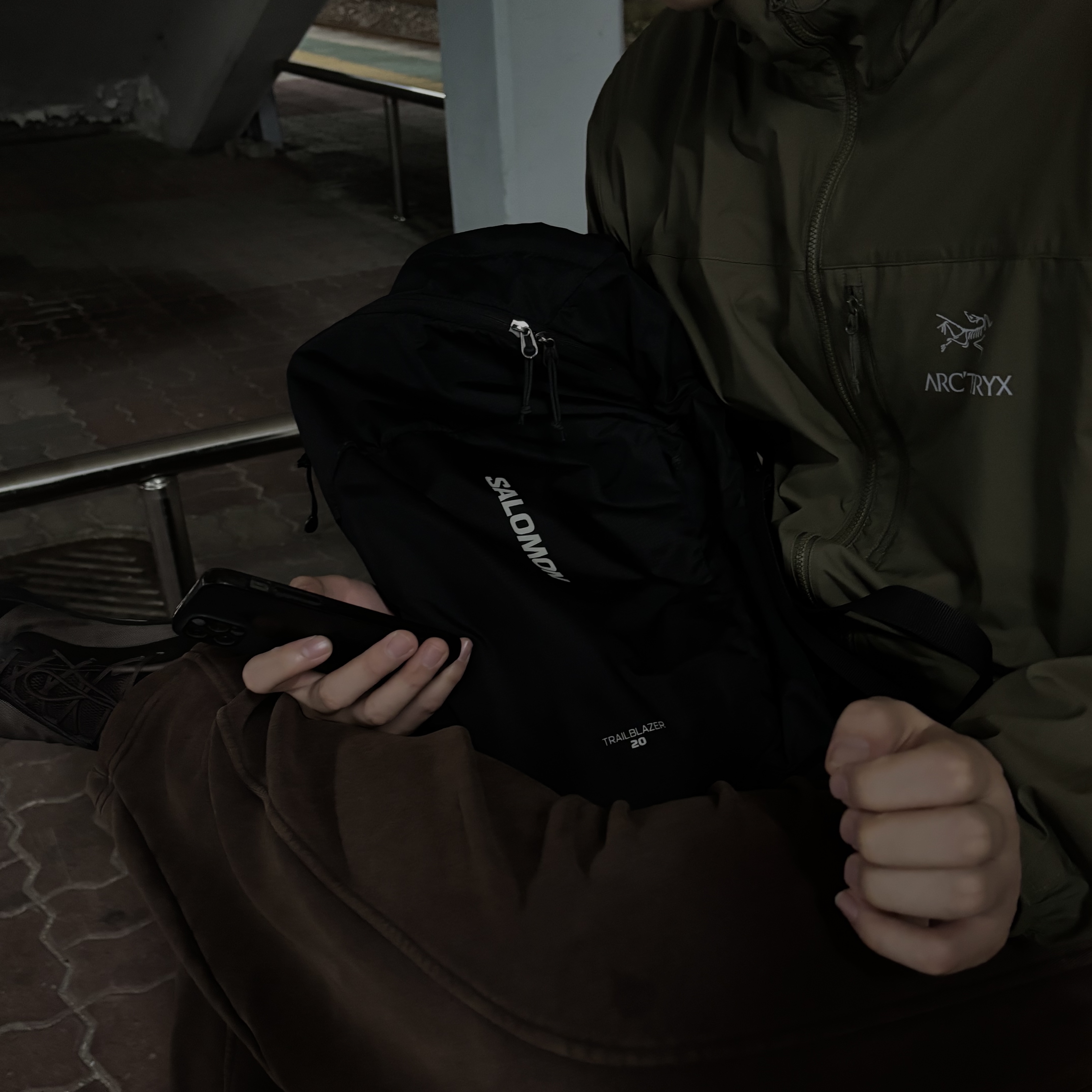 On Running x Post Archive Faction (Paf) Cloudventure Peak Cacao Espresso, Salomon Trailblazer 20 Black 착용 스타일 - 1