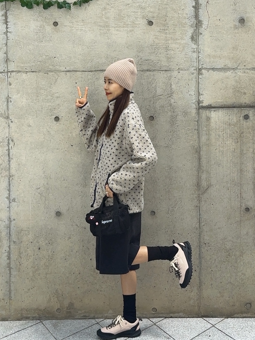 Supreme Mesh Mini Duffle Bag Black - 25SS, SATUR X KEEN JASPER ZIONIC Light Pink 착용 스타일 - 1